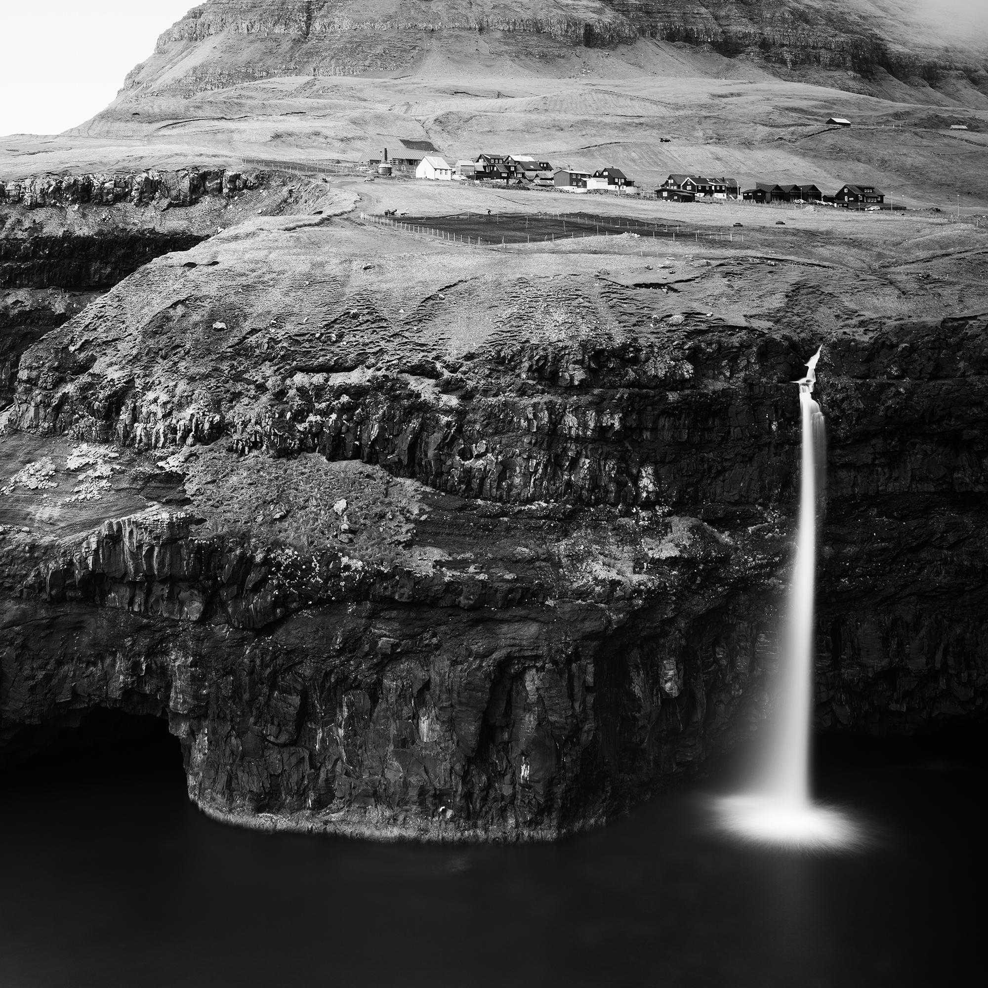 Chute d'eau dans l'océan Îles Féroé en vente 6