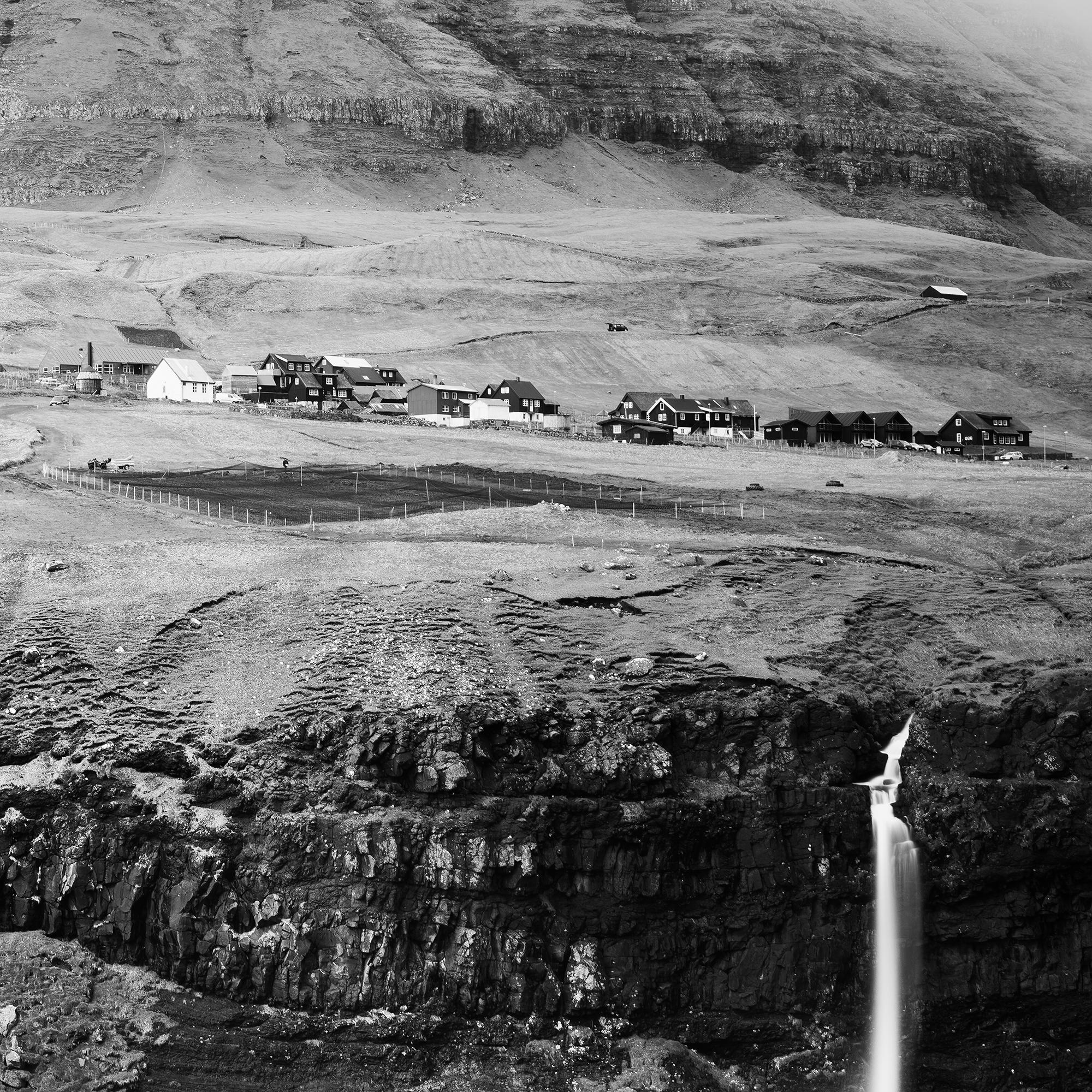 Chute d'eau dans l'océan Îles Féroé en vente 7