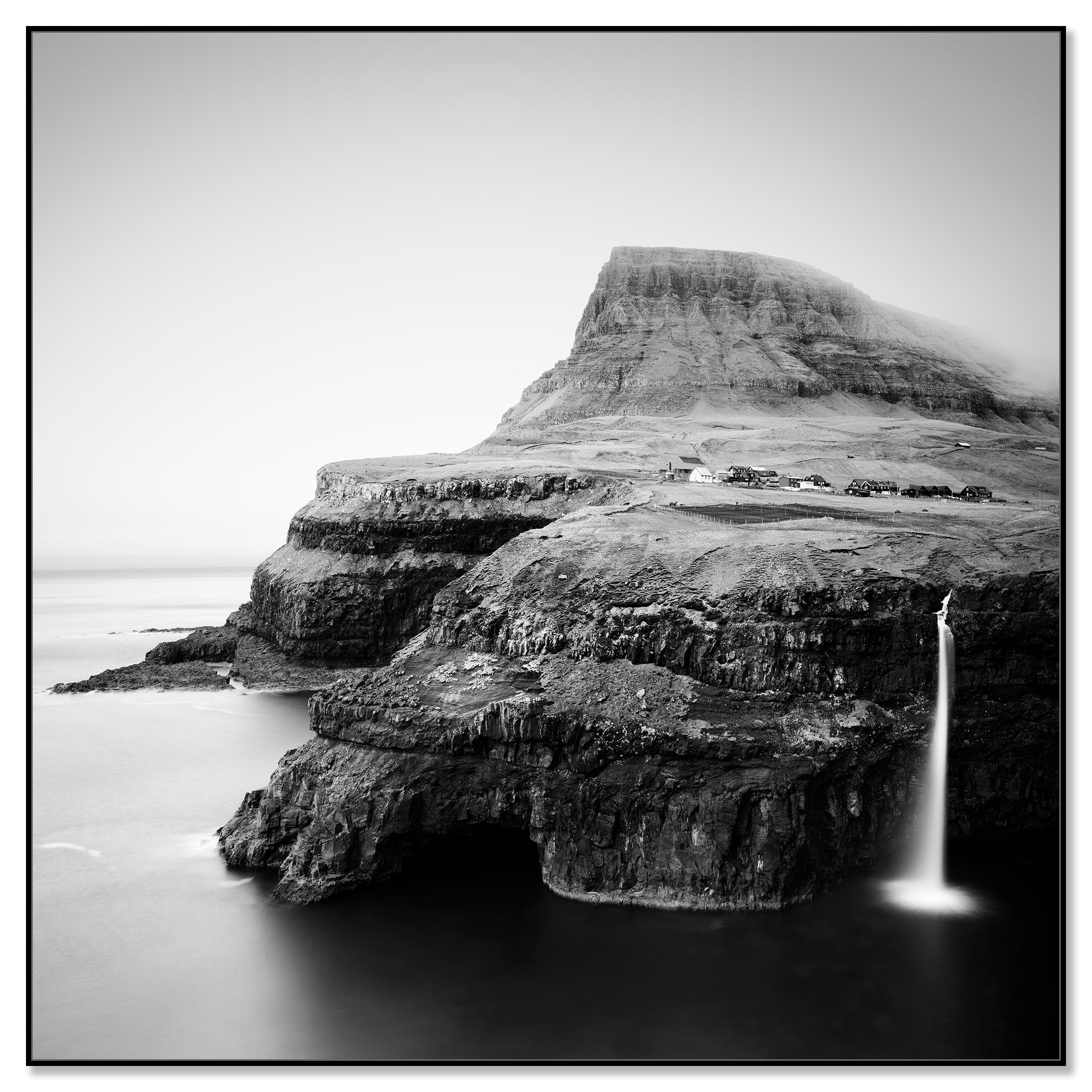 Chute d'eau dans l'océan Îles Féroé - Contemporain Photograph par Gerald Berghammer