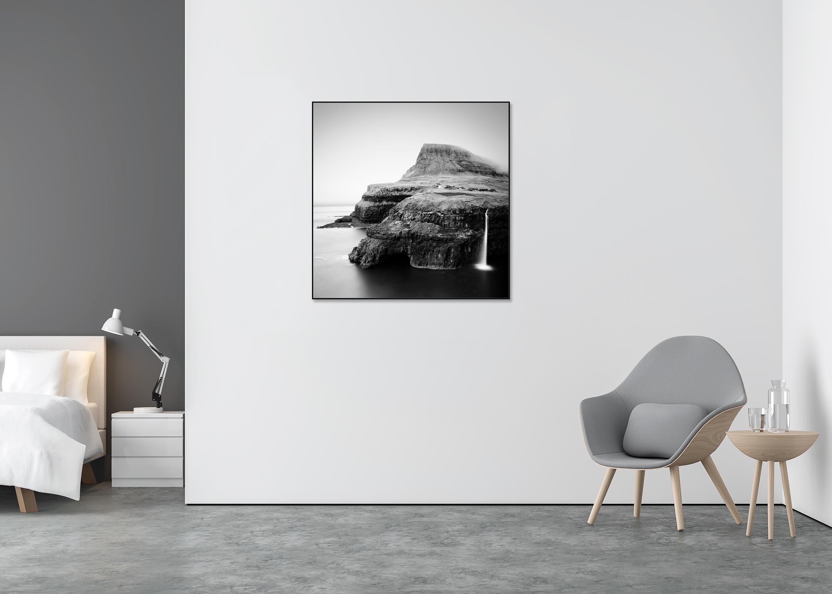 Chute d'eau dans l'océan Îles Féroé - Gris Landscape Photograph par Gerald Berghammer