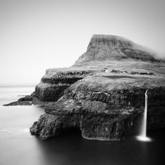 Chute d'eau dans l'océan Îles Féroé