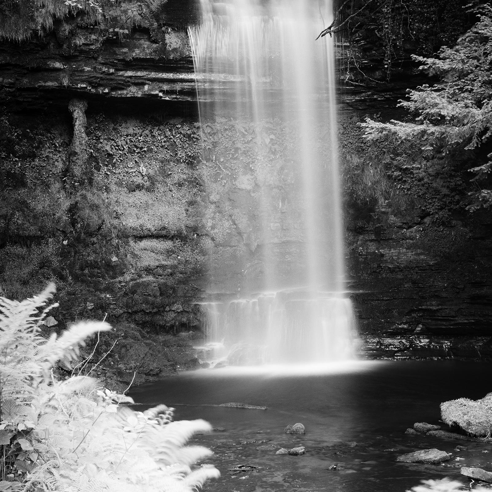 Wasserfall, Irland, Schwarz-Weiß-Fotografie, Wasserlandschaft, Langzeitbelichtung, Kunst im Angebot 6