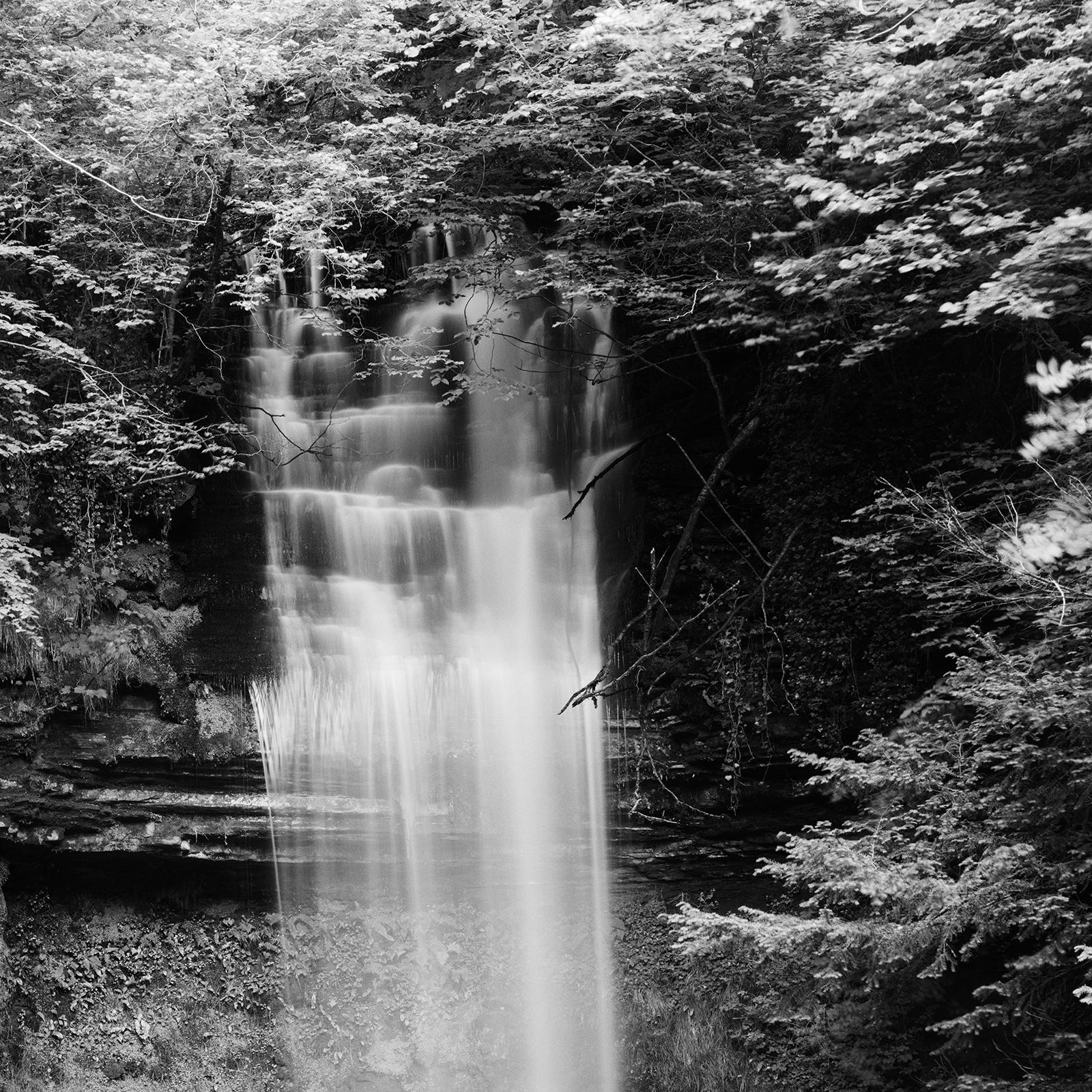 Wasserfall, Irland, Schwarz-Weiß-Fotografie, Wasserlandschaft, Langzeitbelichtung, Kunst im Angebot 5