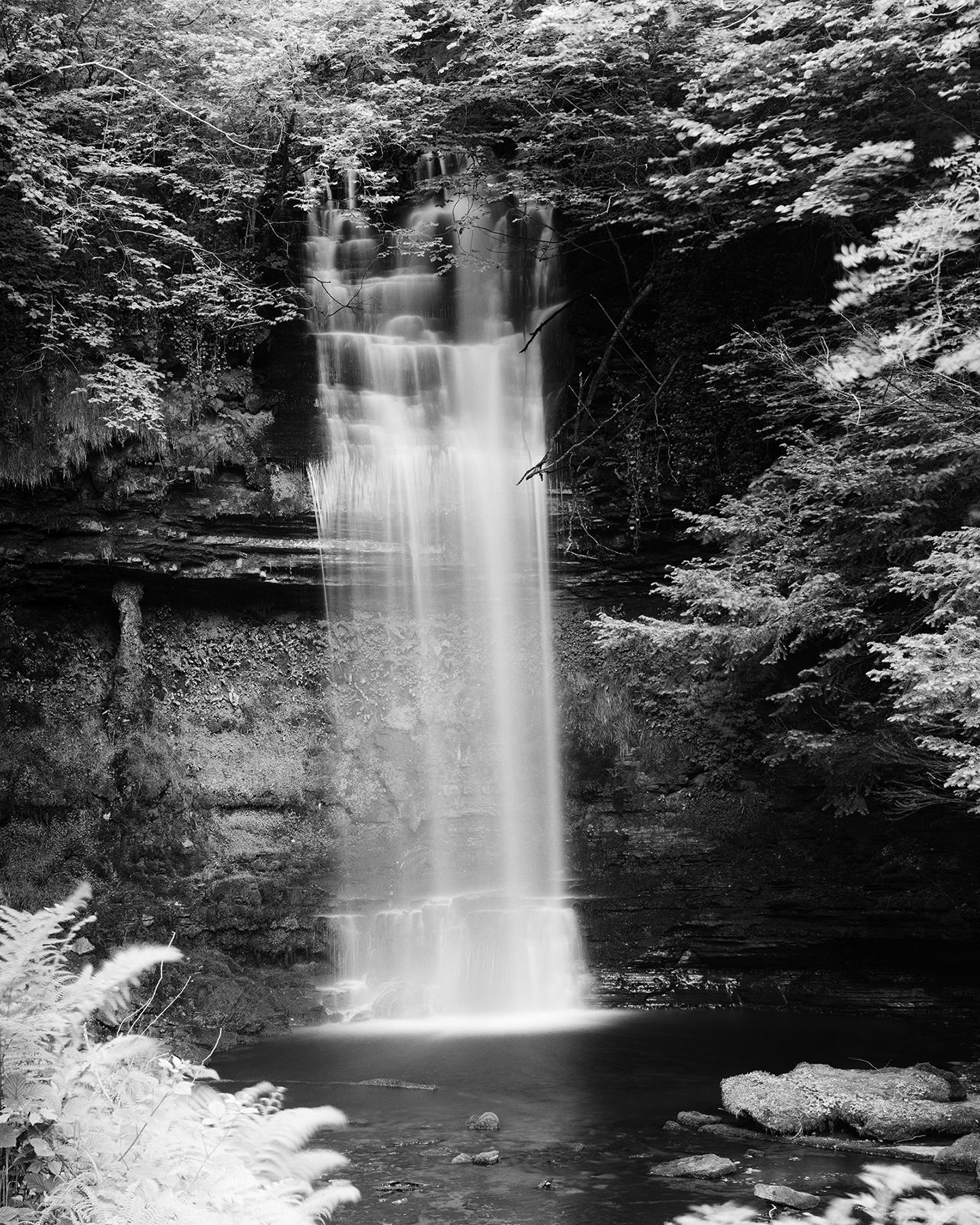 Gerald Berghammer Black and White Photograph – Wasserfall, Irland, Schwarz-Weiß-Fotografie, Wasserlandschaft, Langzeitbelichtung, Kunst