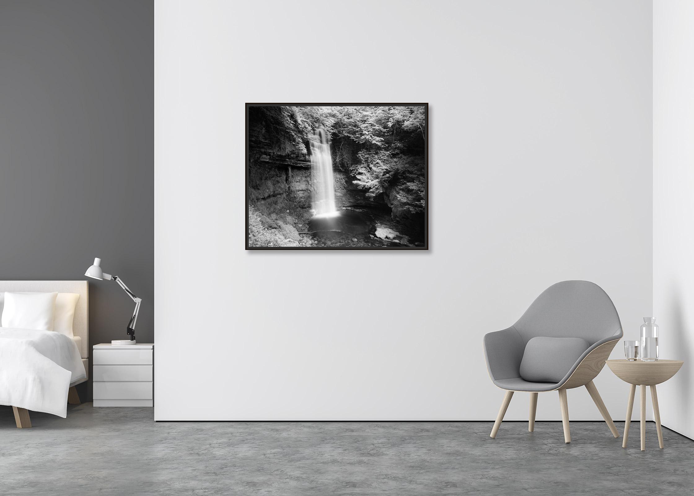 Wasserfall, Irland, Schwarz-Weiß-Fotografie mit Langzeitbelichtungsfotografie, Landschaft, Kunst (Zeitgenössisch), Photograph, von Gerald Berghammer