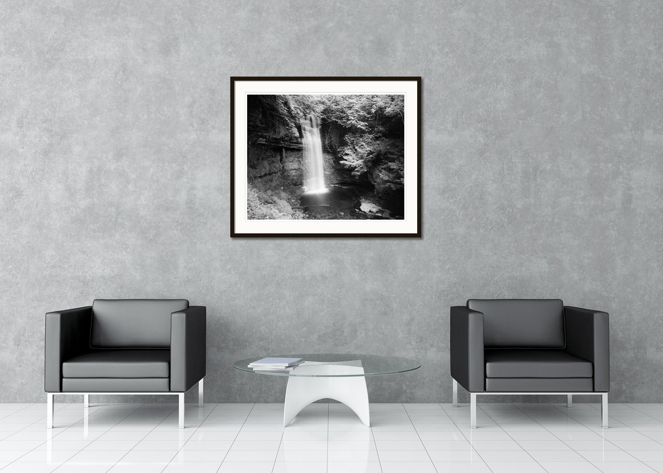 Wasserfall, Irland, Schwarz-Weiß-Fotografie mit Langzeitbelichtungsfotografie, Landschaft, Kunst im Angebot 1
