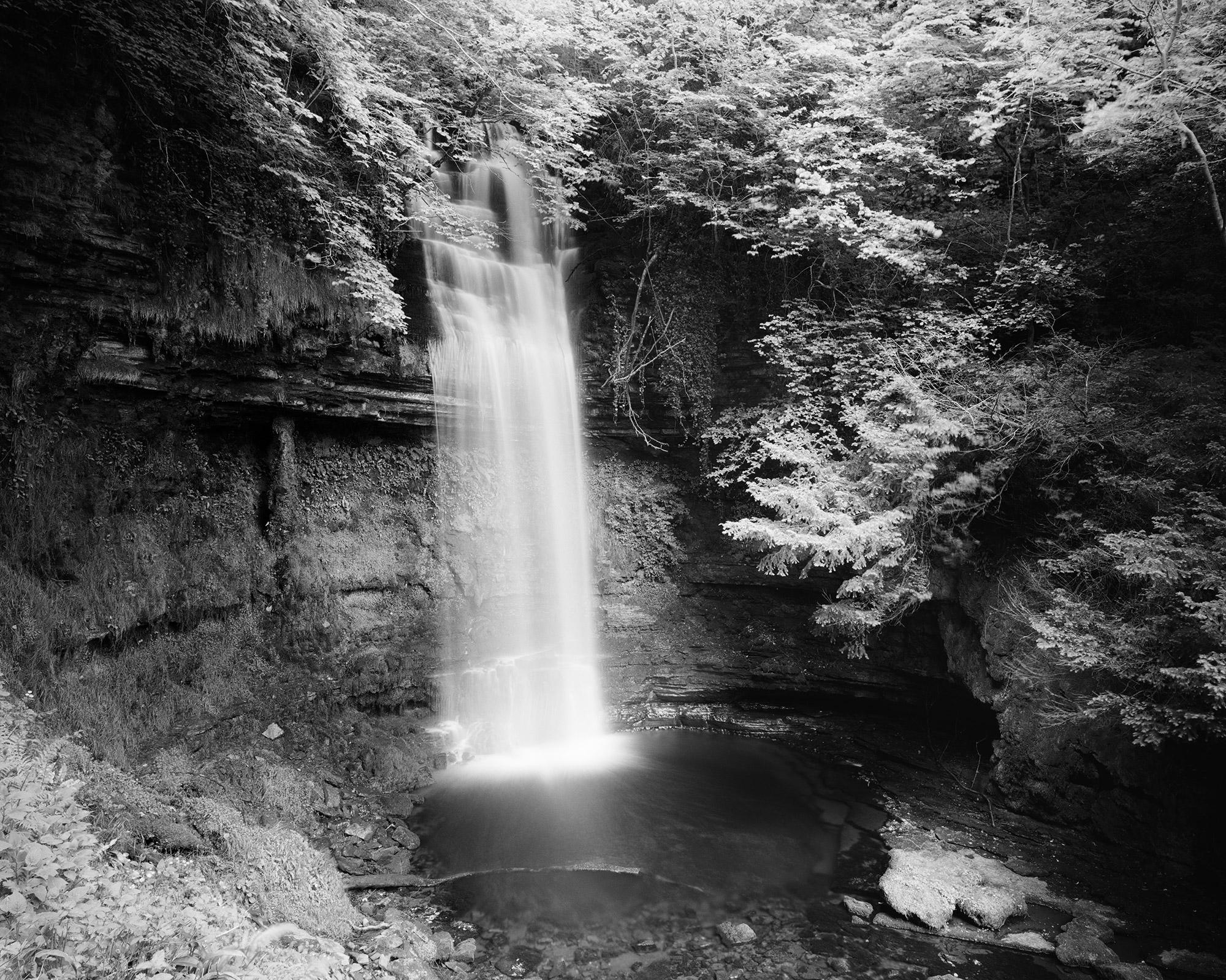 Gerald Berghammer Black and White Photograph – Wasserfall, Irland, Schwarz-Weiß-Fotografie mit Langzeitbelichtungsfotografie, Landschaft, Kunst