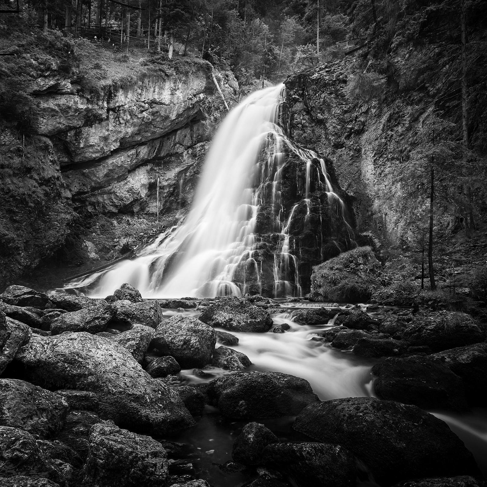 Gerald Berghammer Black and White Photograph – Wasserfall, Berg Stream, Schwarz-Weiß-Landschaftsfoto, Langzeitbelichtung