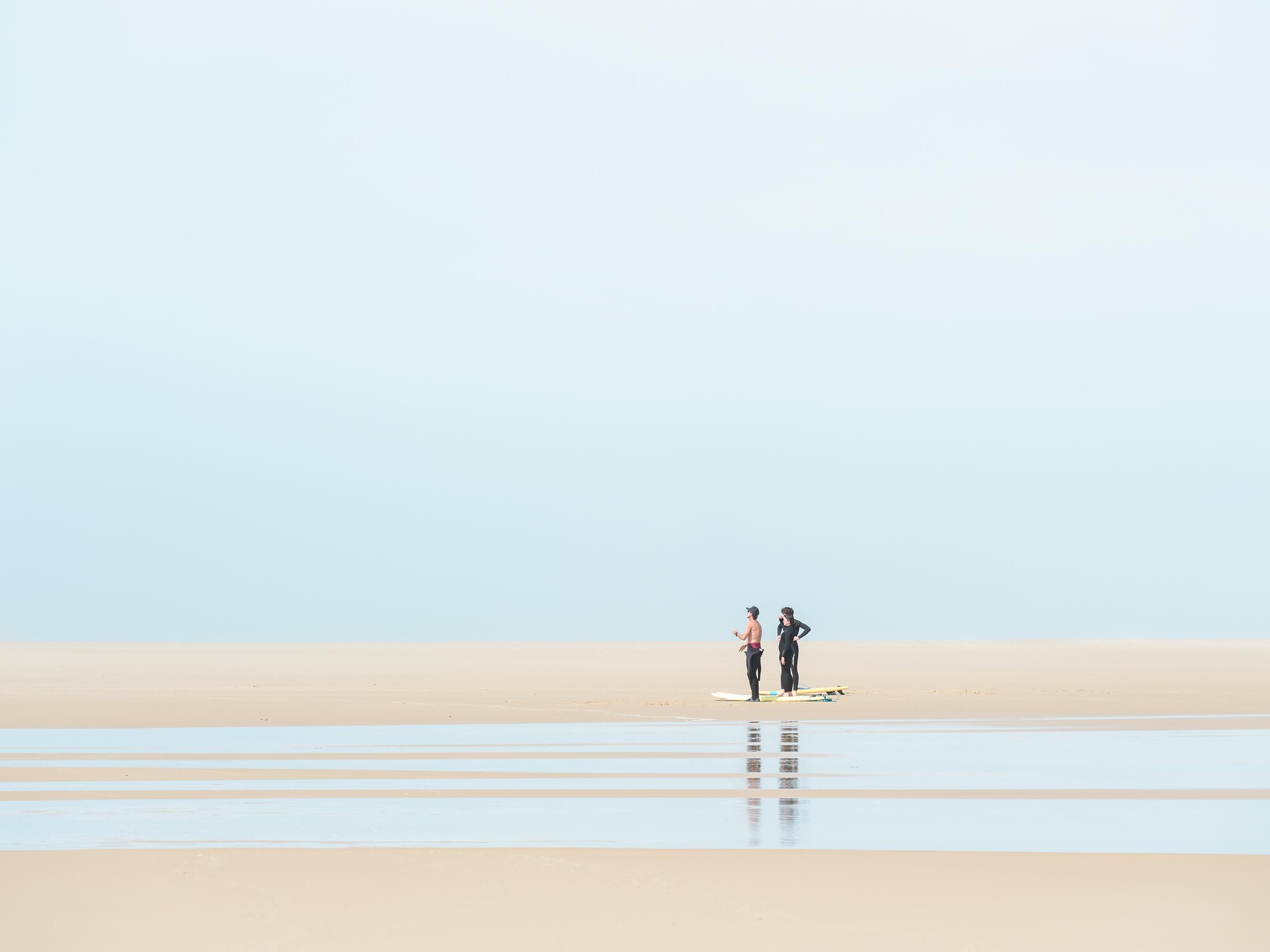 Gerald Berghammer Landscape Photograph – „Wave Watcher“-Studie 1 – Minimalistische Strandfotografie in Farbe, limitierte Auflage