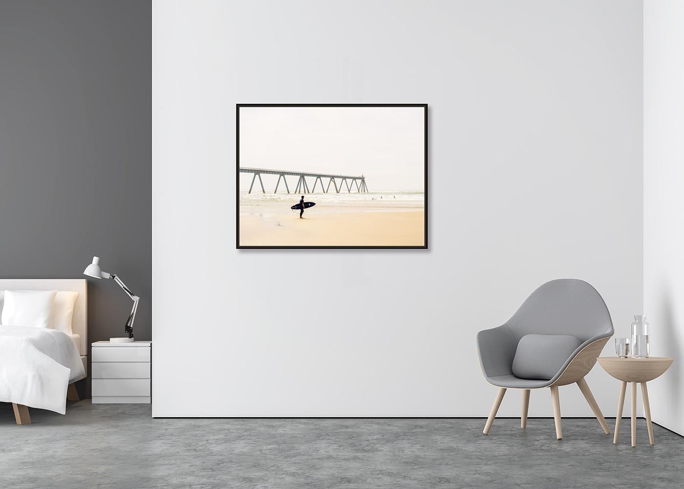 Wave Watcher, Surfer, Sand Beach, Farbfotografie, Landschaft, limitierte Auflage (Zeitgenössisch), Photograph, von Gerald Berghammer