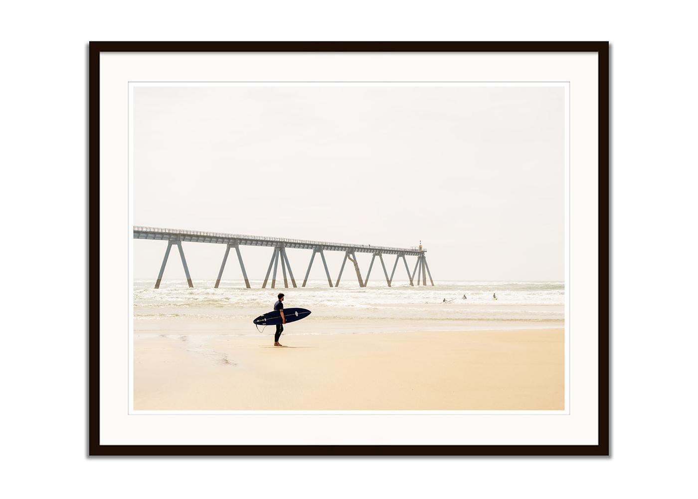 Wave Watcher, Surfer, Sand Beach, Farbfotografie, Landschaft, limitierte Auflage (Weiß), Color Photograph, von Gerald Berghammer