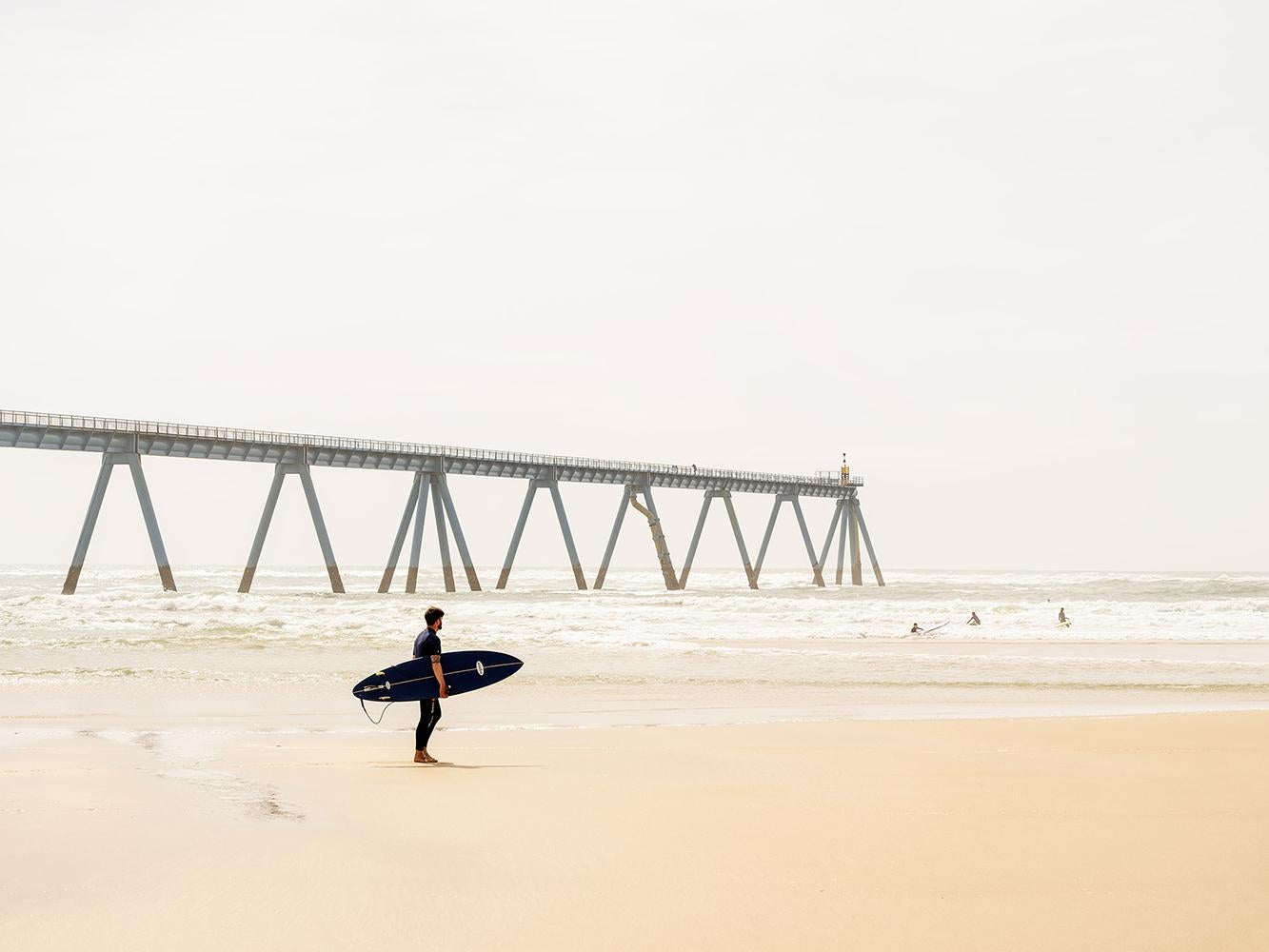 Gerald Berghammer Color Photograph – Wave Watcher, Surfer, Sand Beach, Farbfotografie, Landschaft, limitierte Auflage