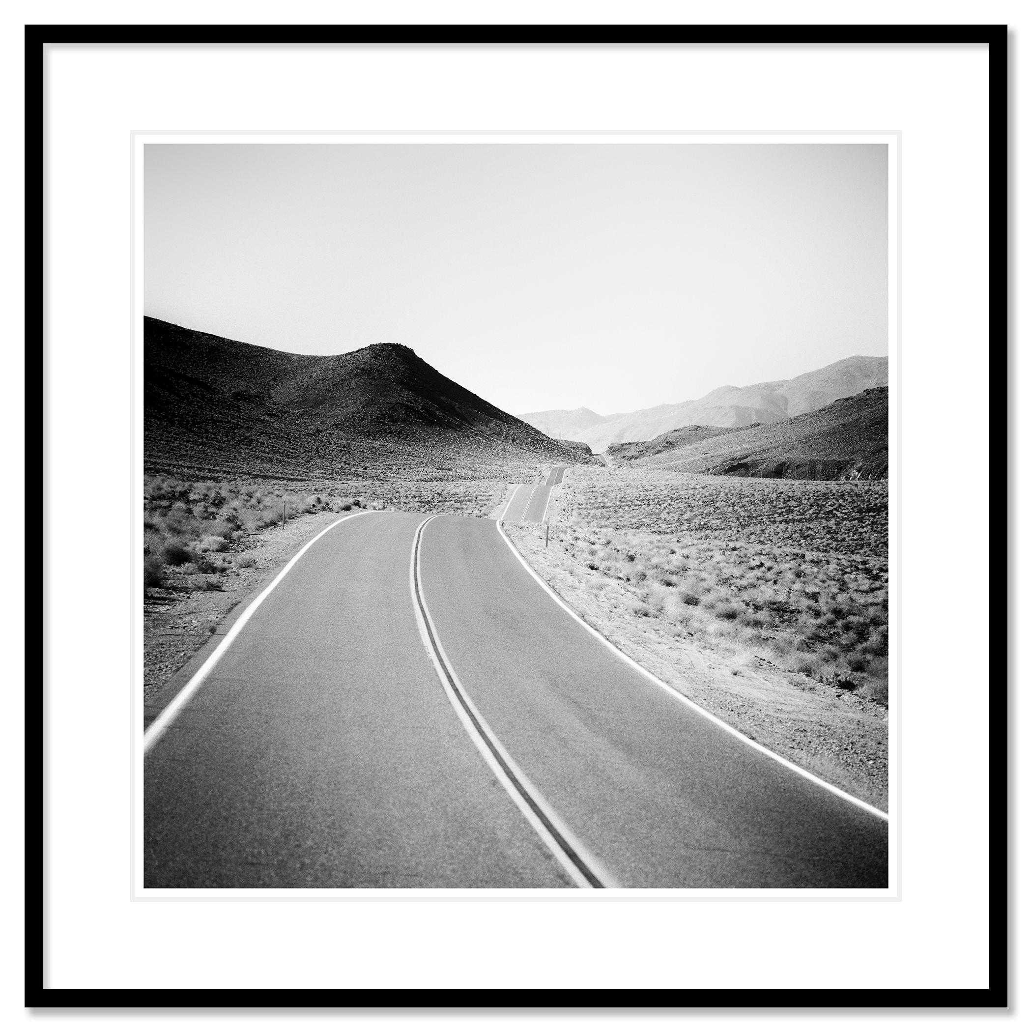 Camino a ninguna parte, EE.UU., Ruta 66, Desierto, Paisaje americano, Edición limitada - Photograph de Gerald Berghammer