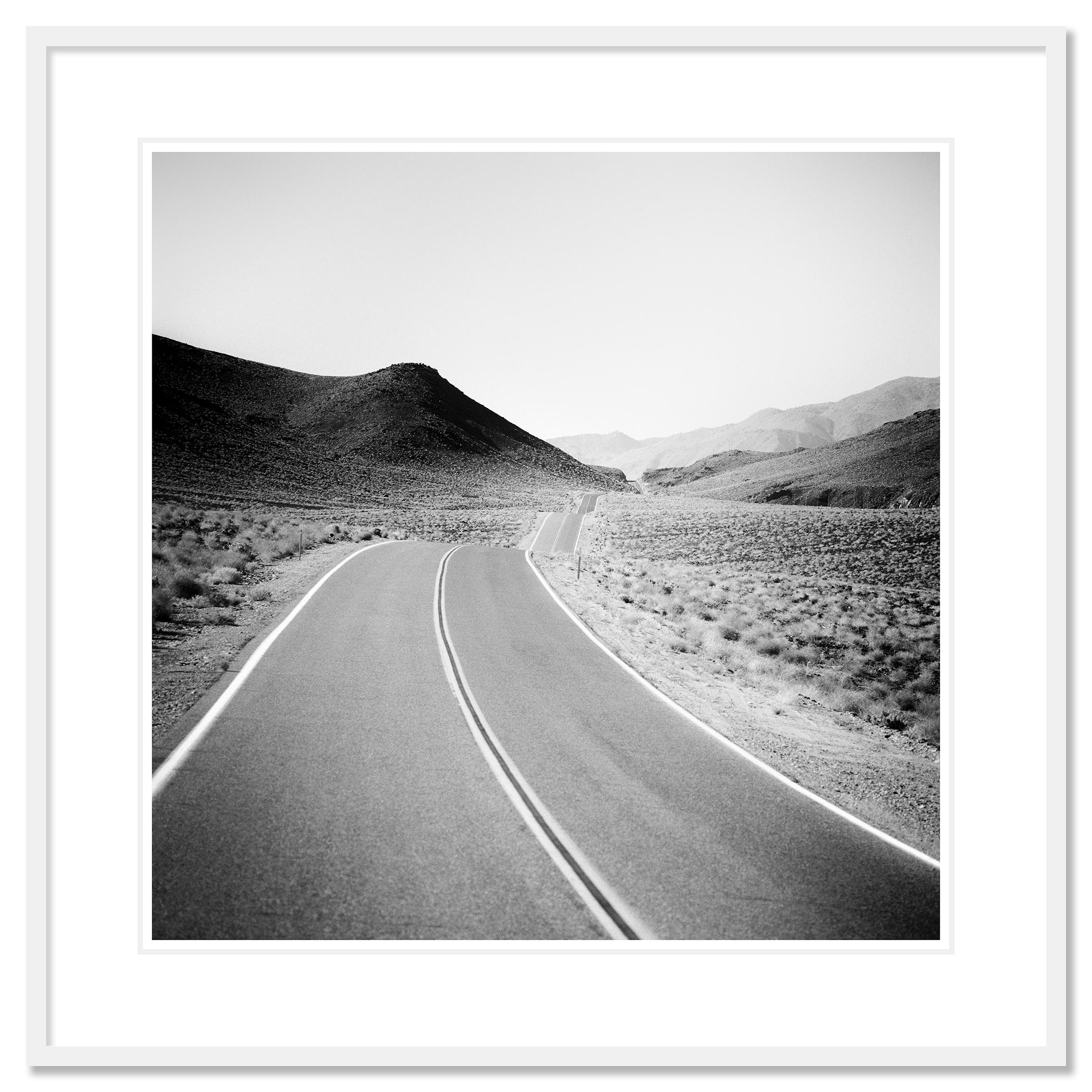 Camino a ninguna parte, EE.UU., Ruta 66, Desierto, Paisaje americano, Edición limitada - Photograph Contemporáneo de Gerald Berghammer