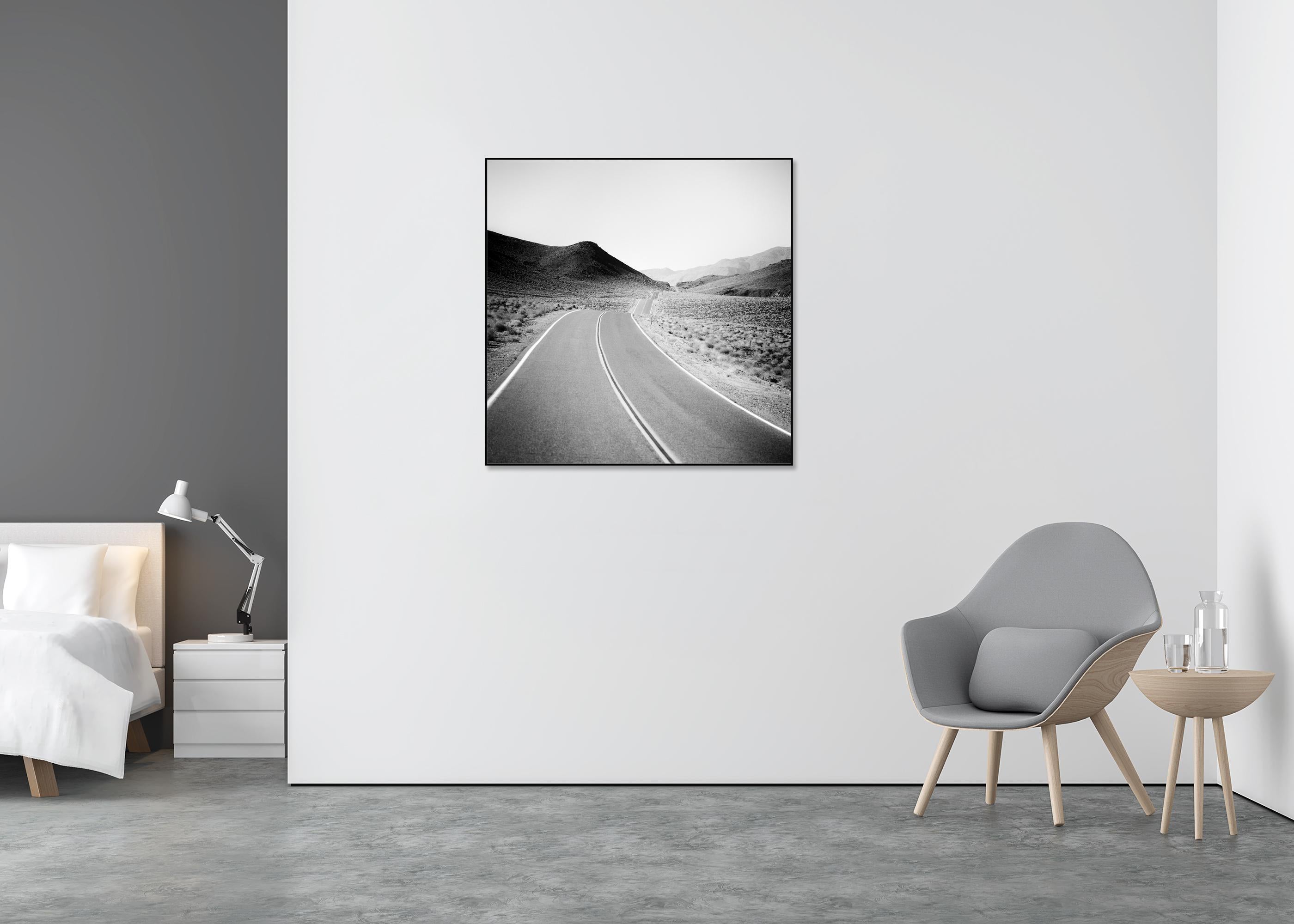 Camino a ninguna parte, EE.UU., Ruta 66, Desierto, Paisaje americano, Edición limitada - Black and White Photograph Gris de Gerald Berghammer