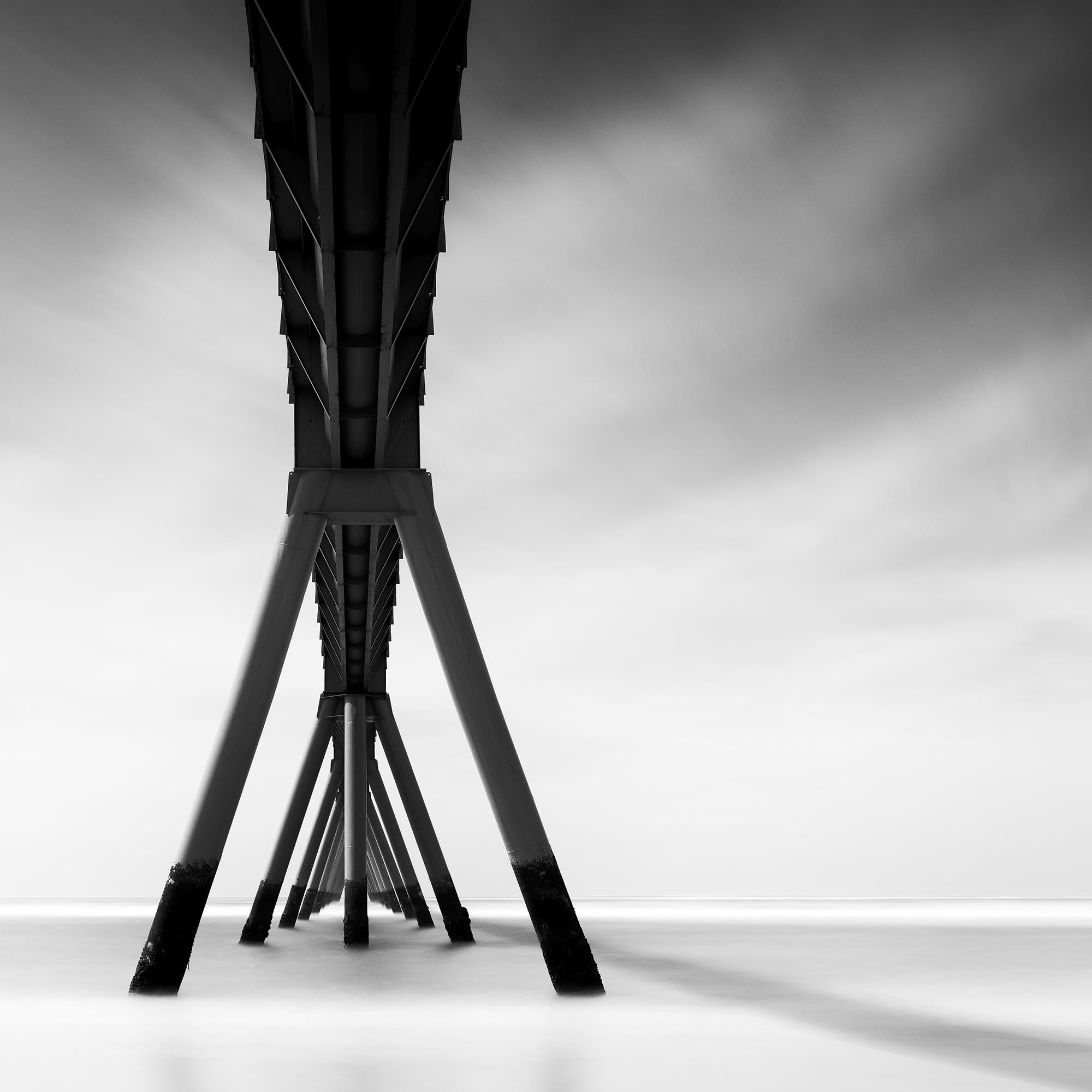 Muelle de la Salie, Playa, fotografía monocroma, impresión minimalista de edición limitada en venta 4