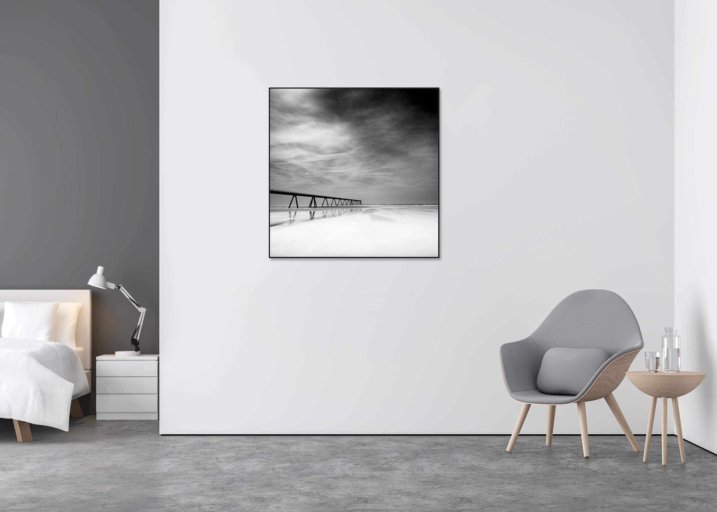Whiting de la Salie, plage déserte, France, photographie de paysage en noir et blanc - Gris Landscape Photograph par Gerald Berghammer