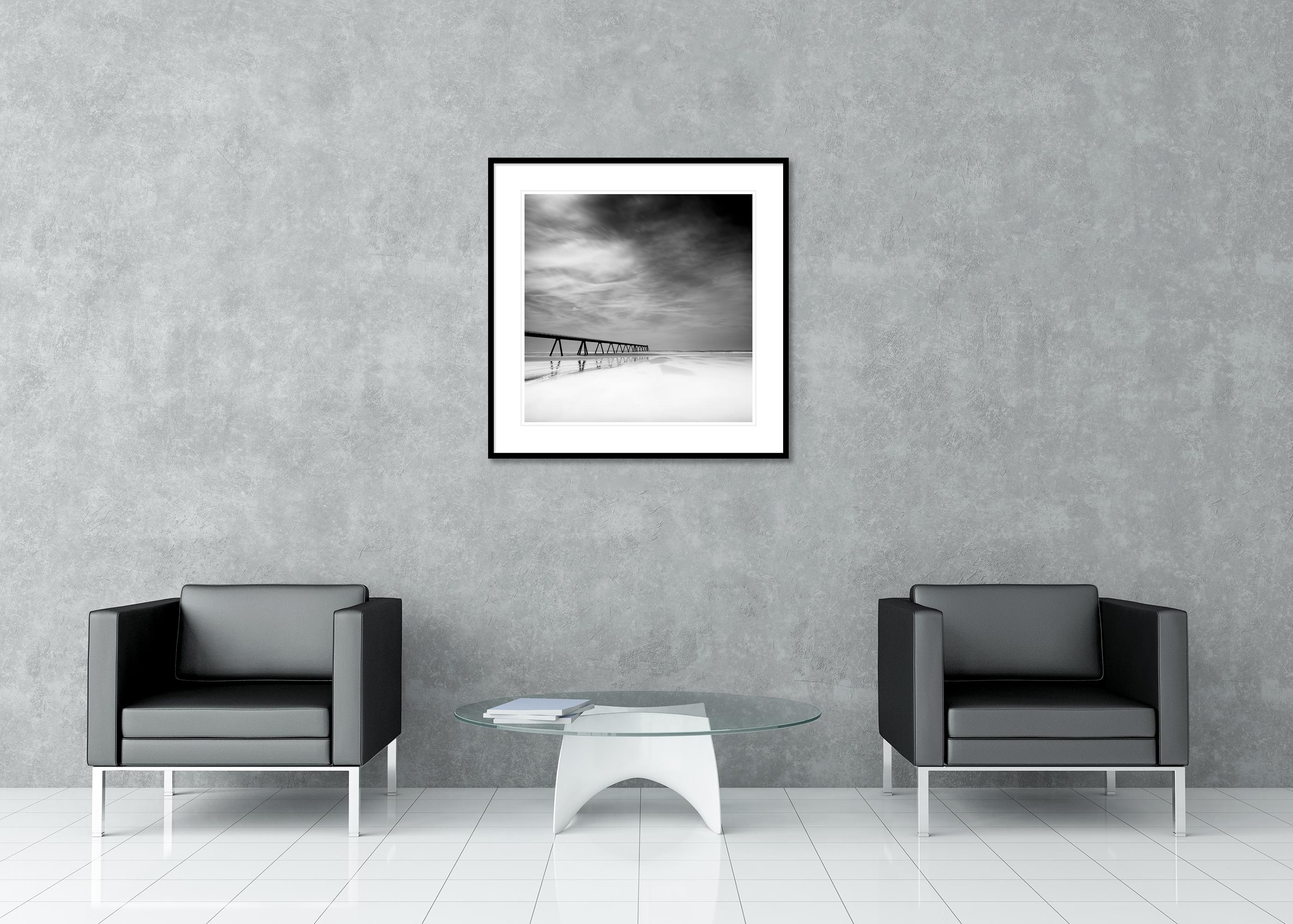 Whiting de la Salie, plage déserte, France, photographie de paysage en noir et blanc en vente 2