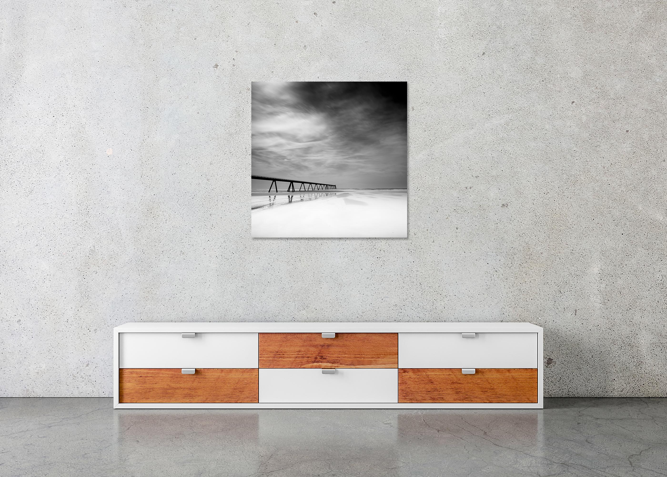 Whiting de la Salie, plage déserte, France, photographie de paysage en noir et blanc en vente 4