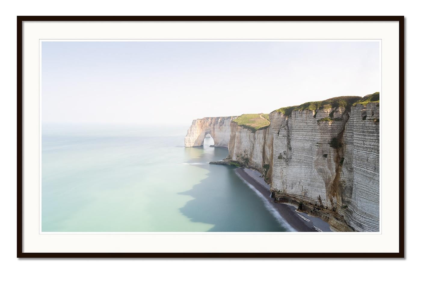 White Cliffs Panorama, Große Farbfotografie, Meereslandschaft, Druck in limitierter Auflage (Grau), Landscape Photograph, von Gerald Berghammer