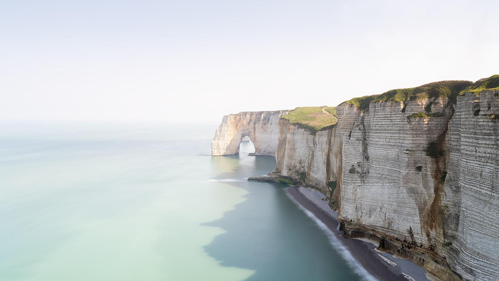 Gerald Berghammer Landscape Photograph – White Cliffs Panorama, Große Farbfotografie, Meereslandschaft, Druck in limitierter Auflage