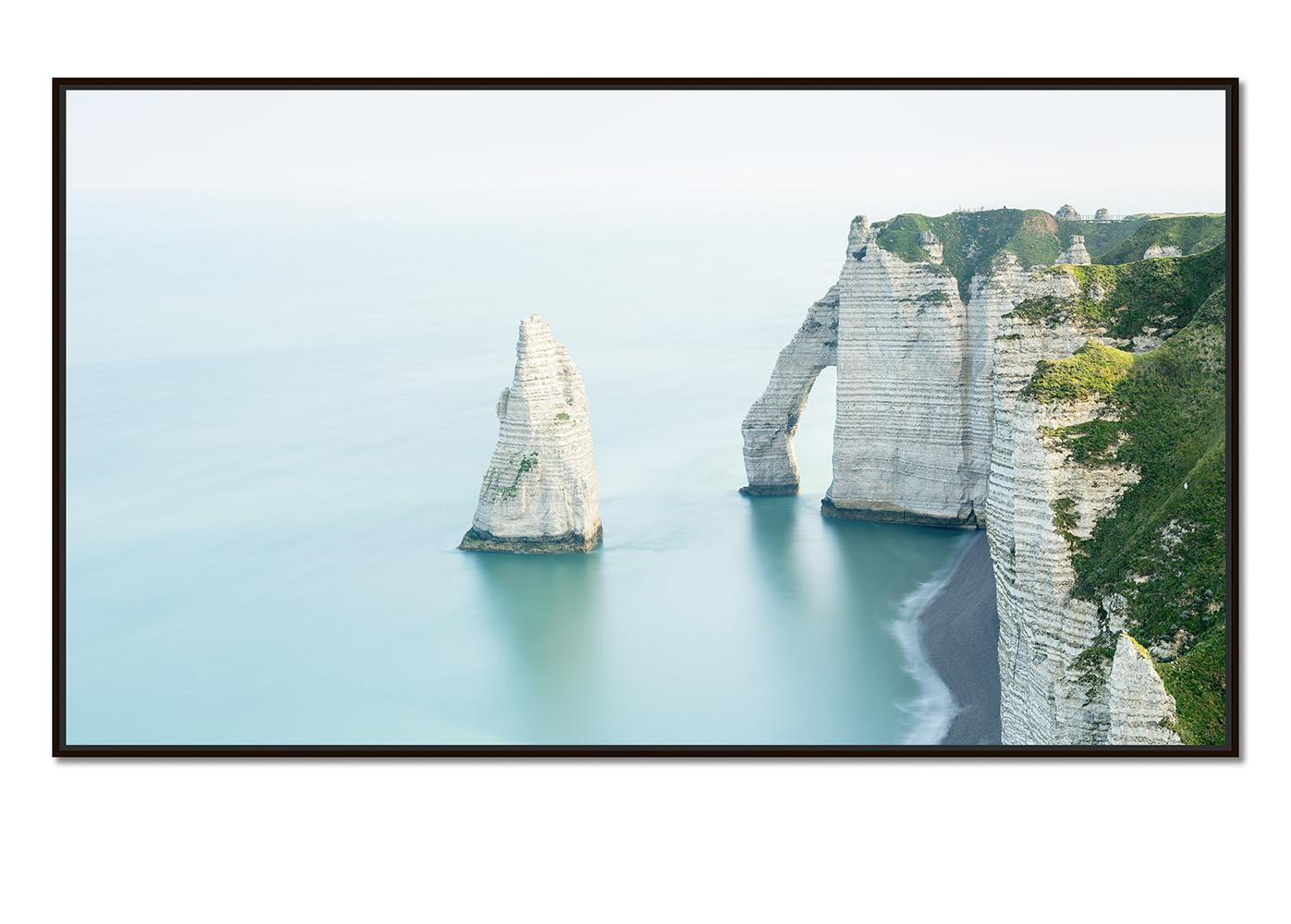 White Cliffs Panorama, großformatige Farbfotografie, Meereslandschaft, limitierte Auflage – Photograph von Gerald Berghammer