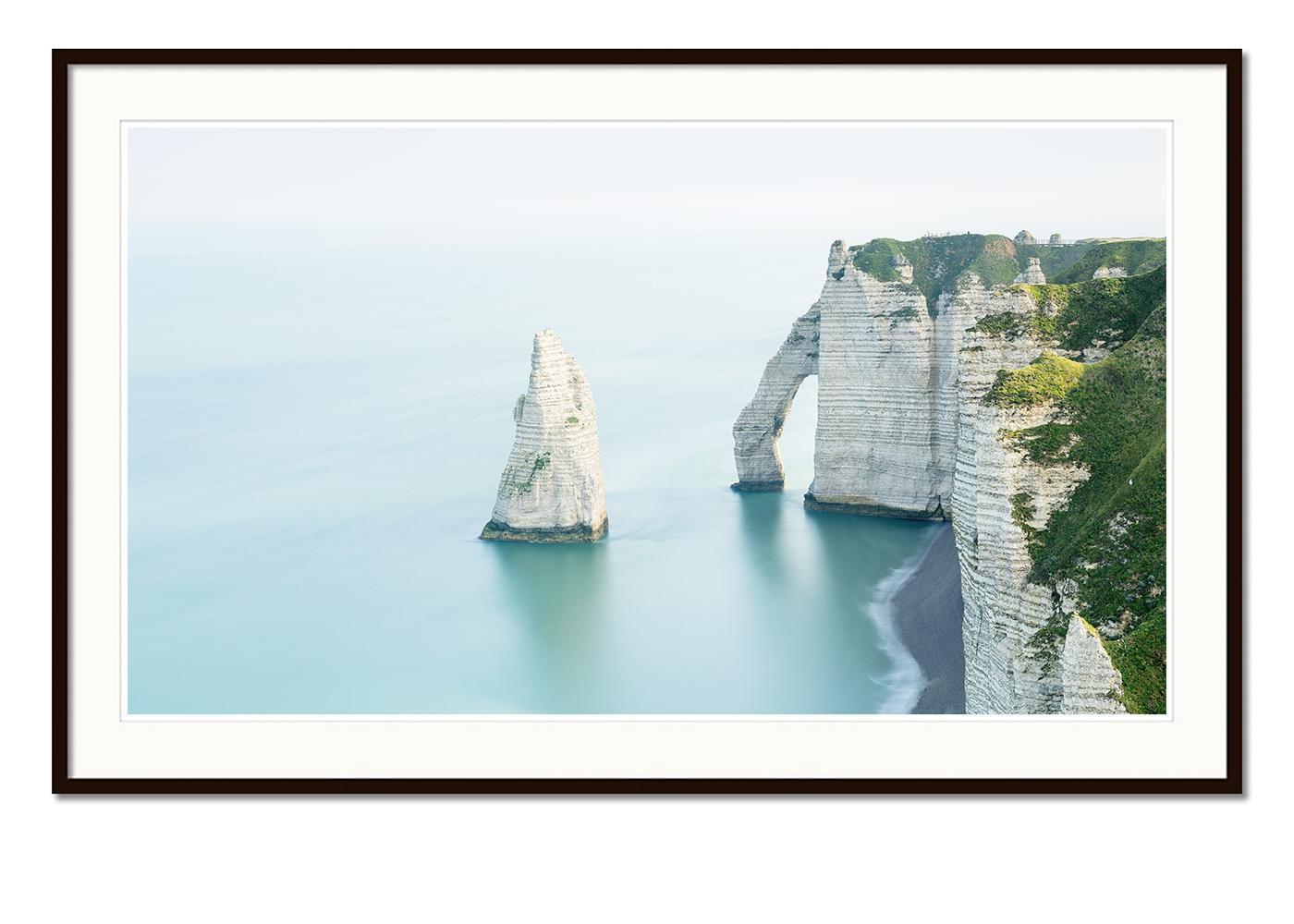 White Cliffs Panorama, großformatige Farbfotografie, Meereslandschaft, limitierte Auflage (Blau), Landscape Photograph, von Gerald Berghammer