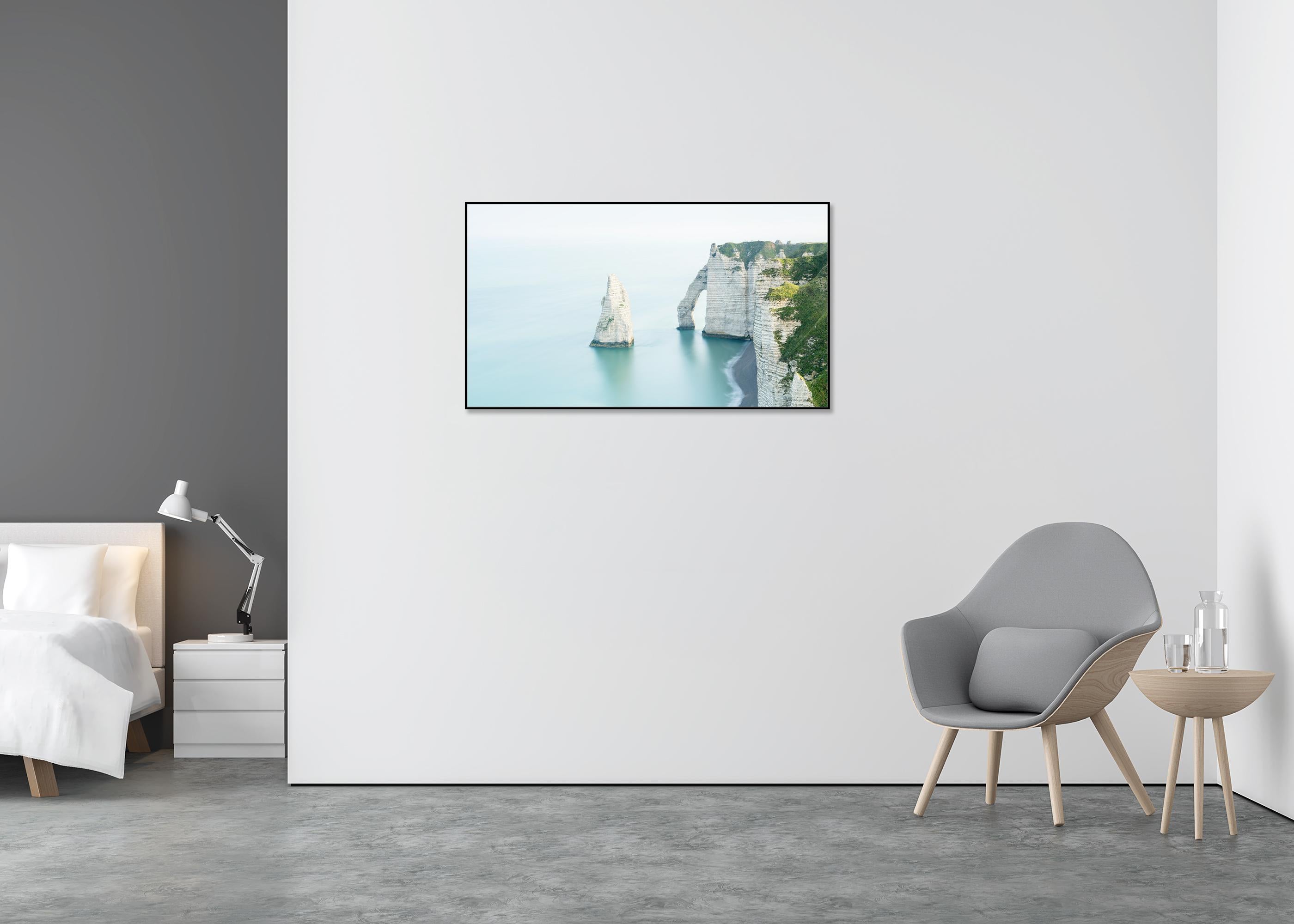 White Cliffs Panorama, photographie couleur à grande échelle, paysage marin, édition limitée - Bleu Landscape Photograph par Gerald Berghammer