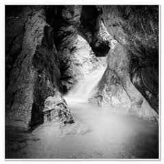 Cañón de Agua Salvaje, arroyo de montaña, cascada, impresión de paisaje acuático en blanco y negro