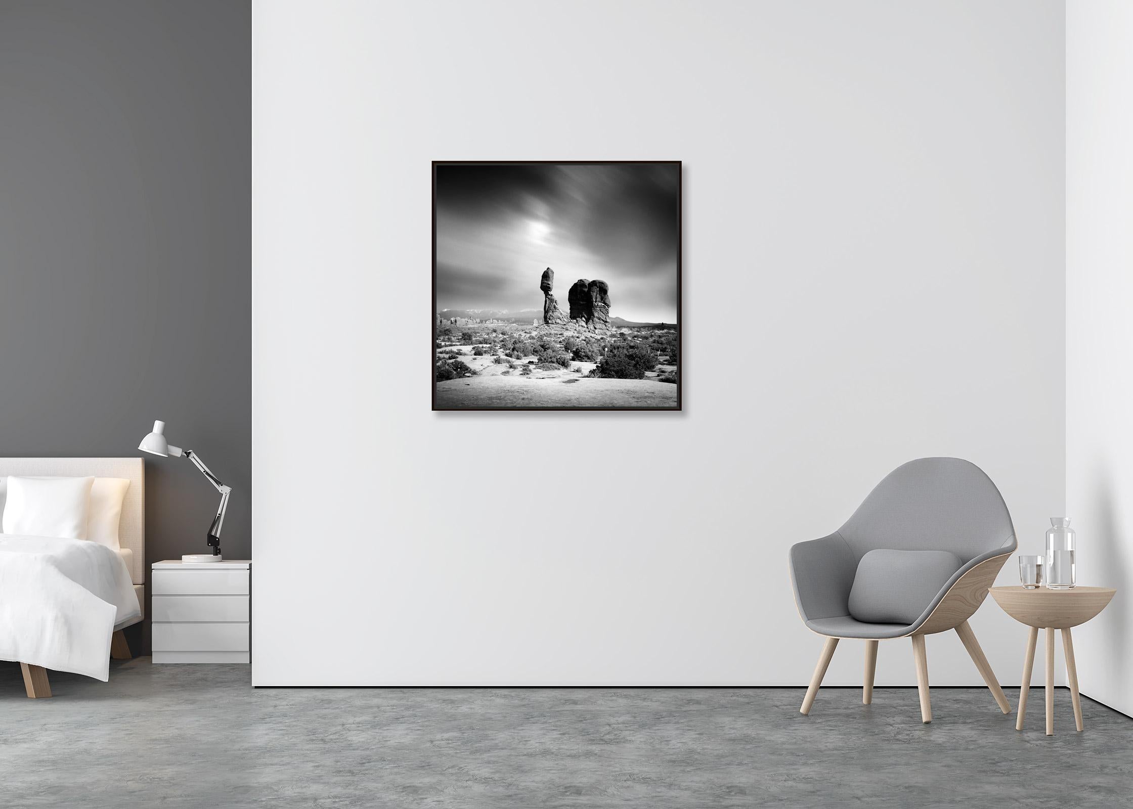 Wild West, Balanced Rock, Utah, USA, Schwarz-Weiß-Kunstfotografie, Landschaft (Zeitgenössisch), Photograph, von Gerald Berghammer