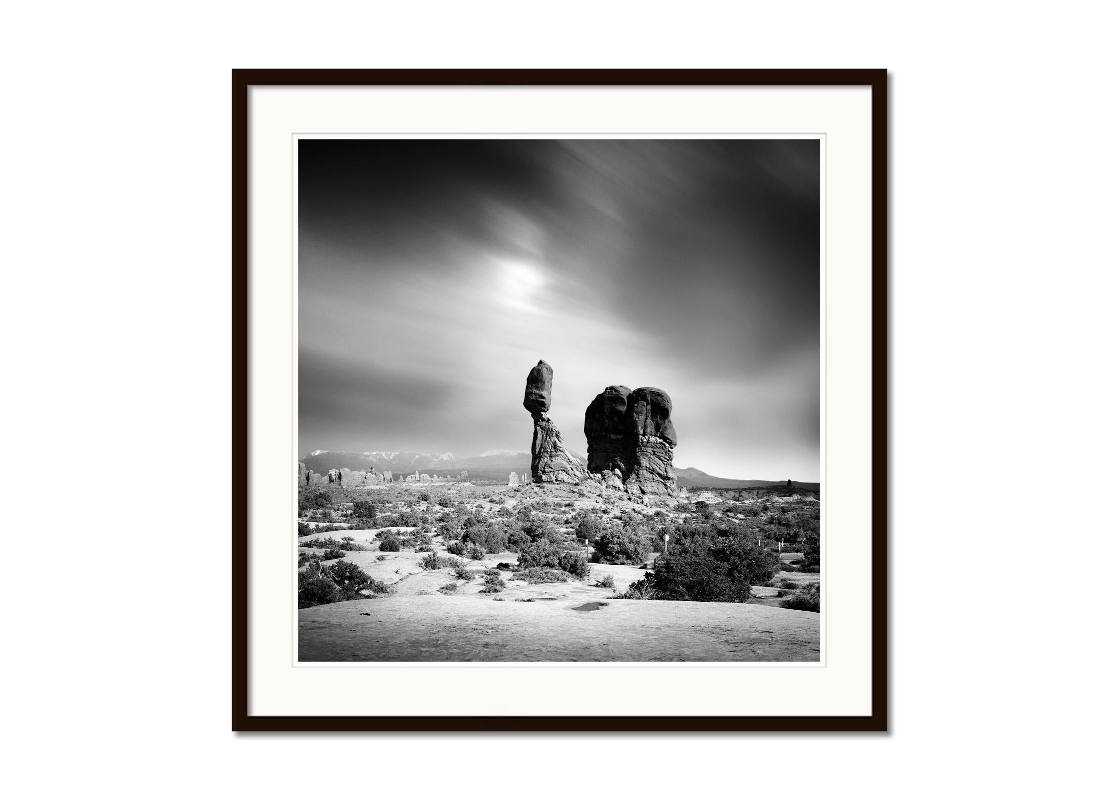 Wild West, Balanced Rock, Utah, USA, Schwarz-Weiß-Kunstfotografie, Landschaft (Grau), Landscape Photograph, von Gerald Berghammer