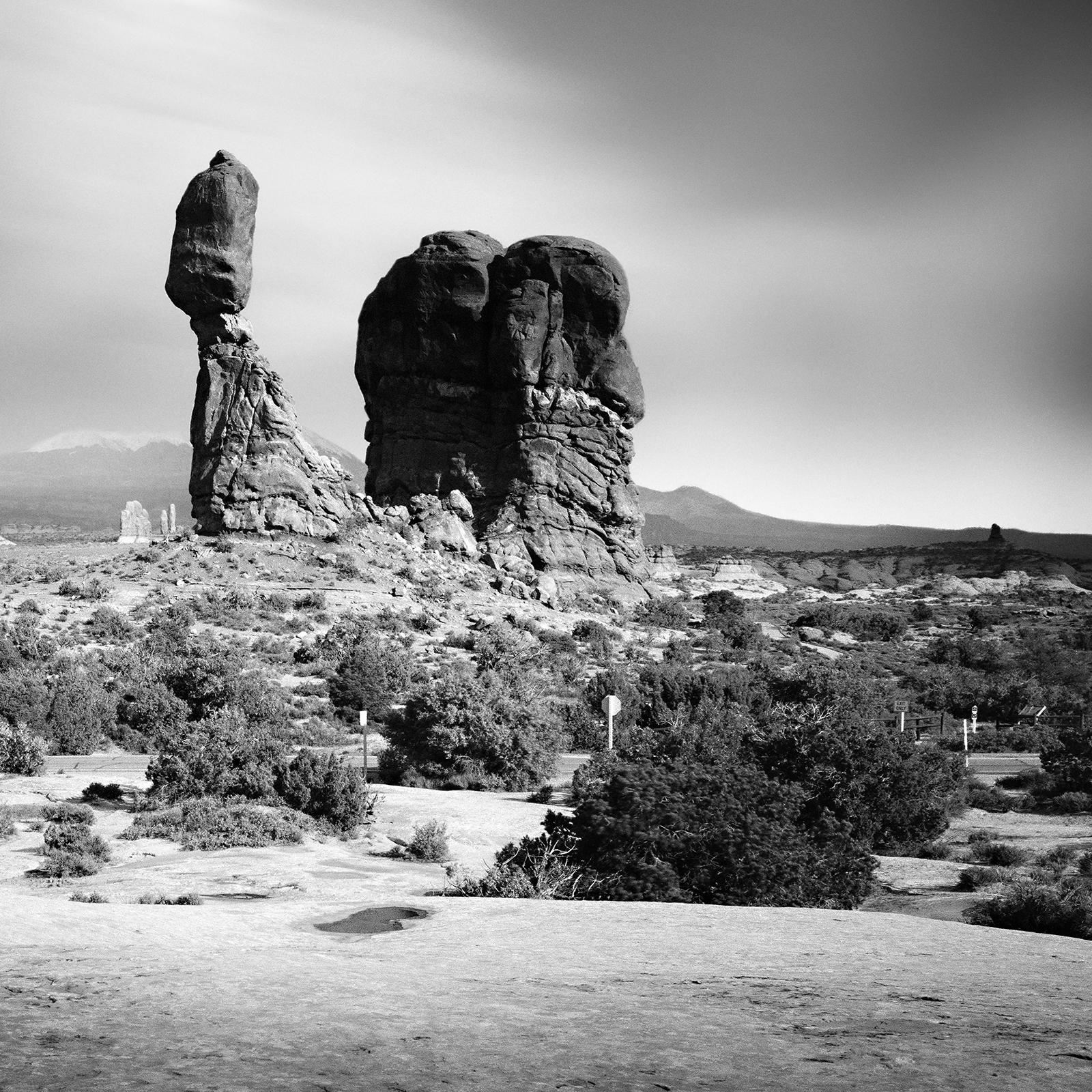 Wild West, Balanced Rock, Utah, USA, Schwarz-Weiß-Kunstfotografie, Landschaft im Angebot 3