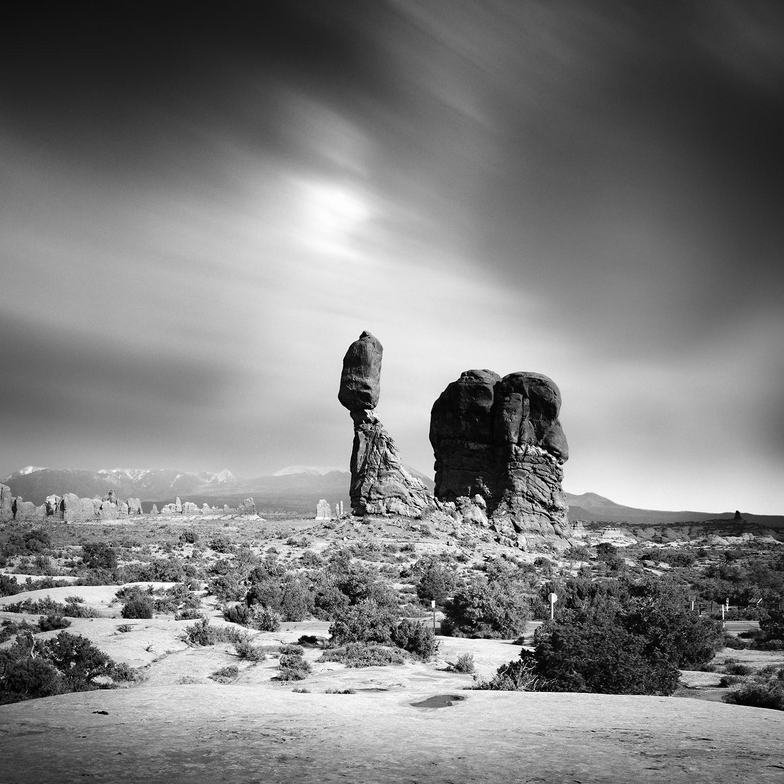 Salvaje Oeste, Balanced Rock, Utah, EE.UU., fotografía artística en blanco y negro, paisaje