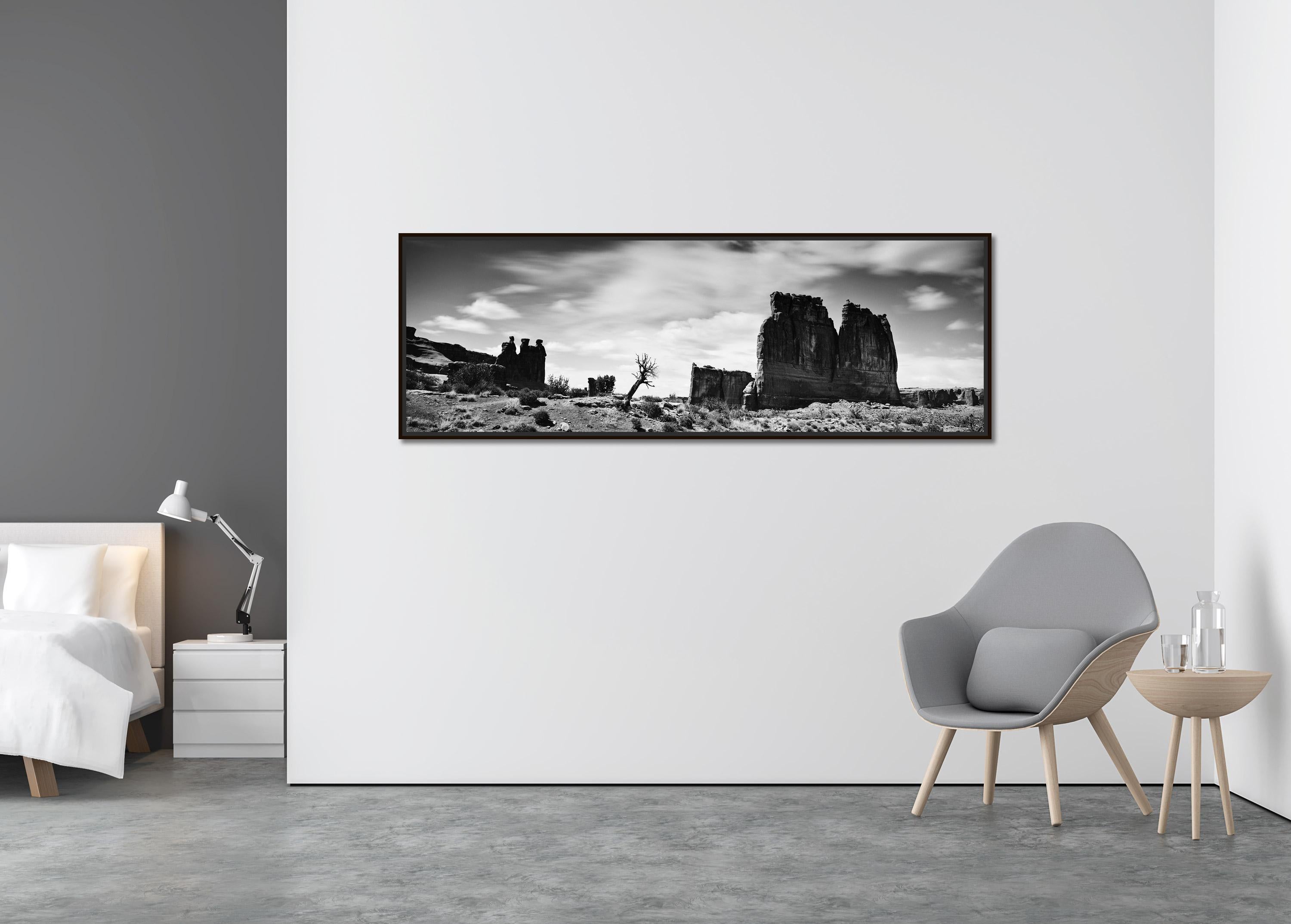 Panorama du Far West, Parc des Arches, Utah, USA, photographie de paysage en noir et blanc - Contemporain Photograph par Gerald Berghammer