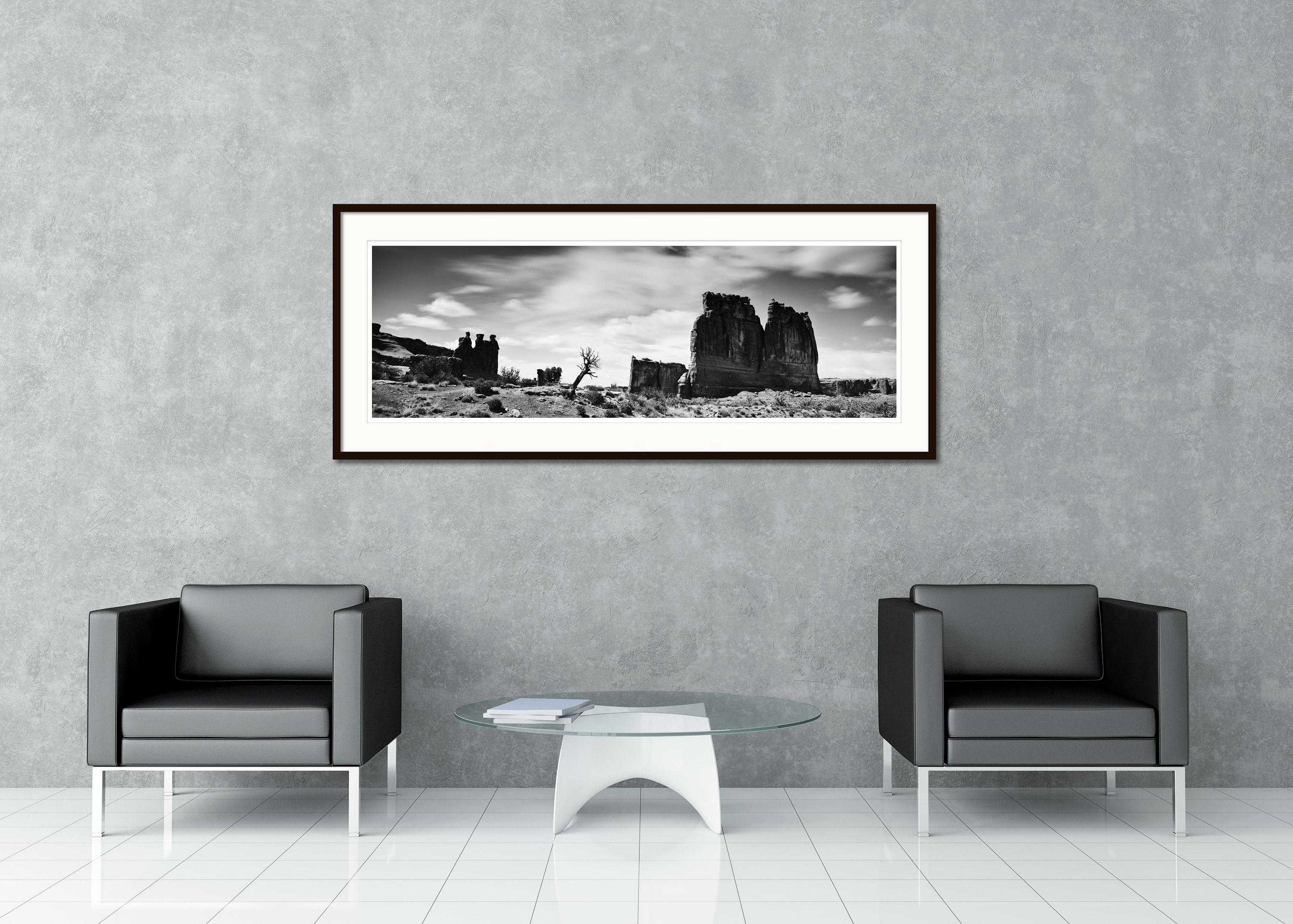 Schwarz-Weiß-Fotografie für Landschaftspanoramen - Wild West Panorama, Arches National Park, Utah, USA. Pigmenttintendruck, Auflage 7, signiert, betitelt, datiert und nummeriert vom Künstler. Mit Echtheitszertifikat. Bedruckt mit einem 4 cm breiten