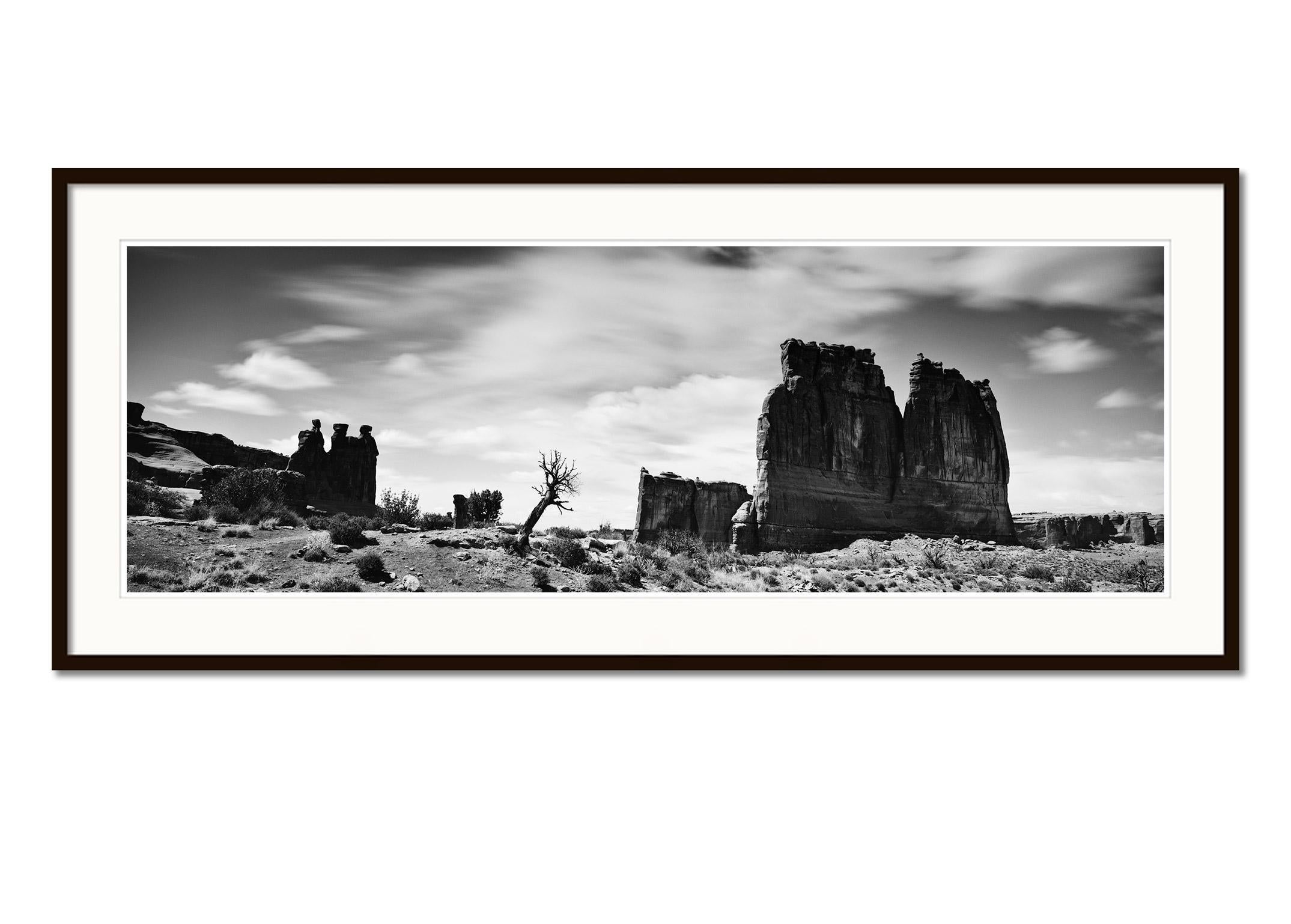 Fotografía panorámica de paisajes en blanco y negro Fine Art - Panorama del Salvaje Oeste, Parque Nacional Arches, Utah, EE.UU. Impresión en tinta de pigmento de archivo, edición de 7. Firmada, titulada, fechada y numerada por el artista.