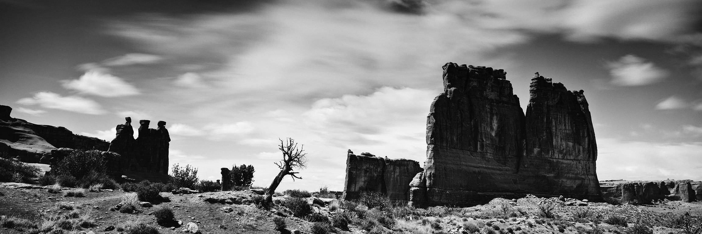 Gerald Berghammer Black and White Photograph – Wild West Panorama, Arches Park, Utah, USA, Schwarz-Weiß-Landschaftsfotografie