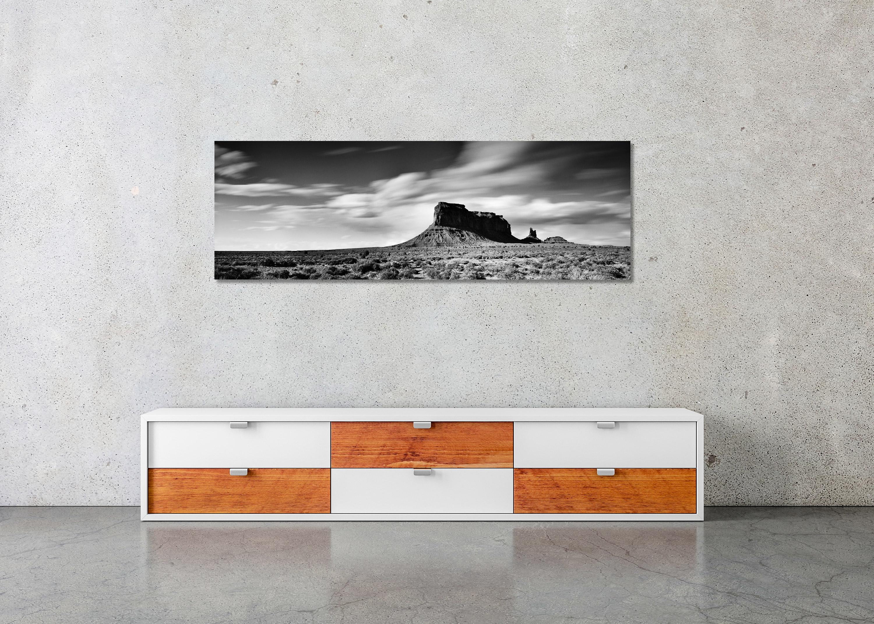Panorama du Far West, Utah, Monument Valley, paysage minimaliste en noir et blanc	 en vente 2
