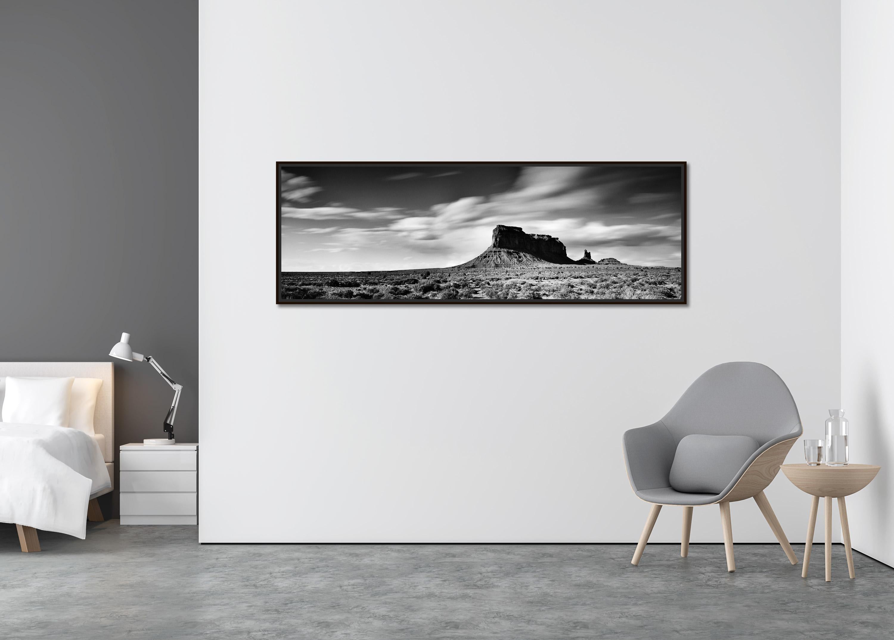 Panorama du Far West, Utah, Monument Valley, paysage minimaliste en noir et blanc	 - Contemporain Photograph par Gerald Berghammer