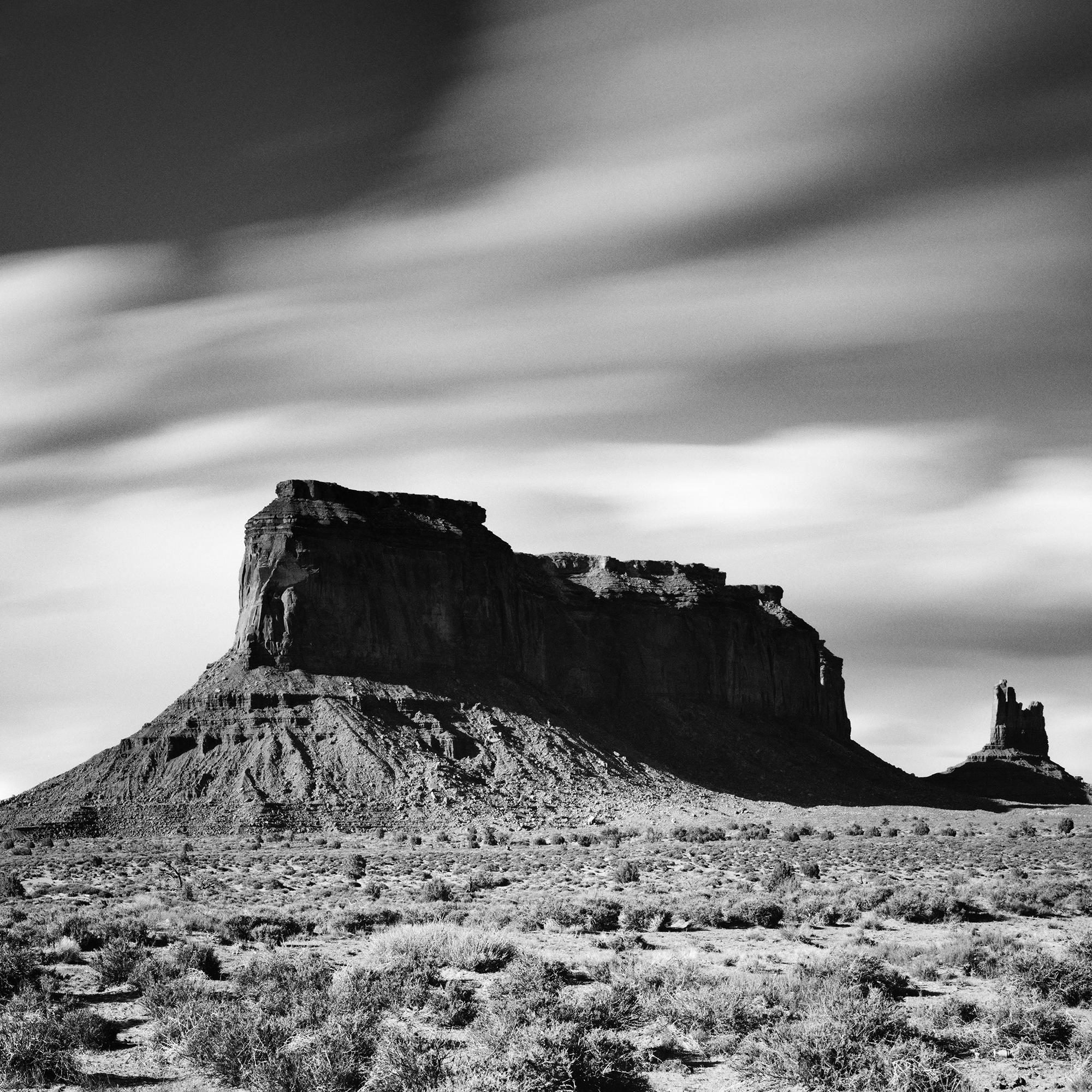 Panorama du Far West, Utah, Monument Valley, paysage minimaliste en noir et blanc	 en vente 3