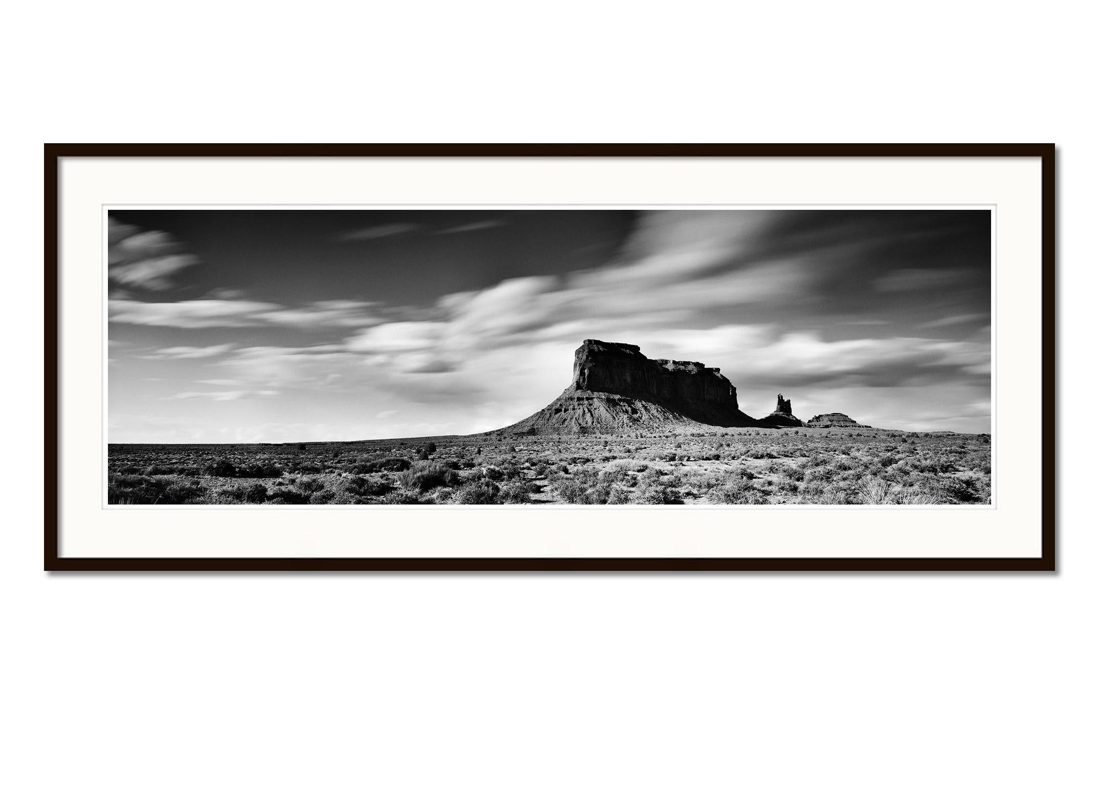 Panorama du Far West, Utah, Monument Valley, paysage minimaliste en noir et blanc	 - Gris Landscape Photograph par Gerald Berghammer