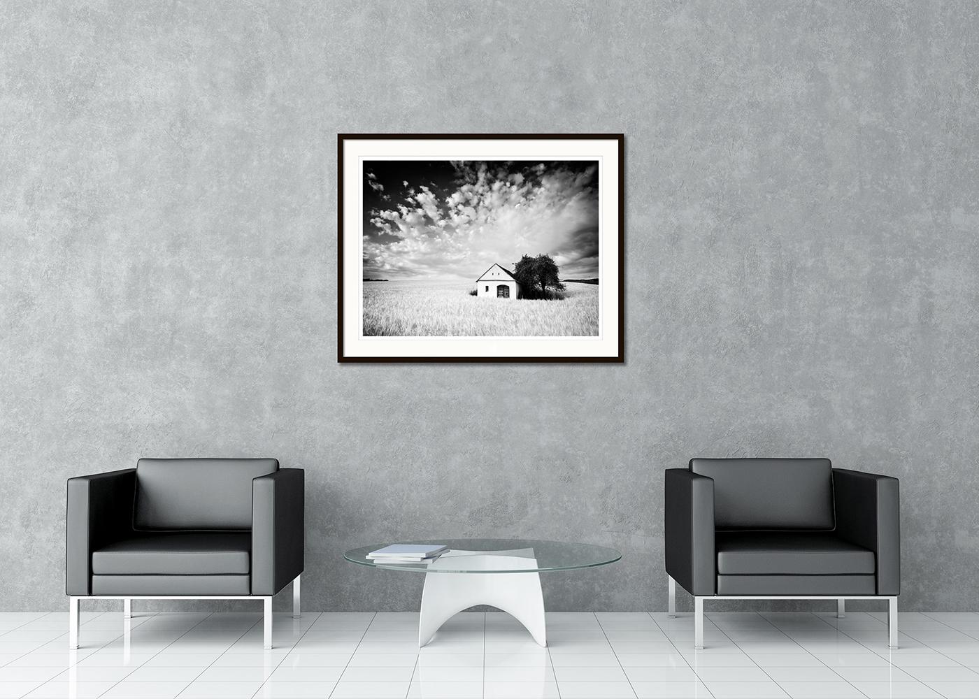 Schwarzer und weißer Kunstdruck der Landschaftsfotografie. Kelterhaus im Weizenfeld, schöne Wolken, Sturm, Österreich. Pigmenttintendruck, Auflage 7, signiert, betitelt, datiert und nummeriert vom Künstler. Mit Echtheitszertifikat. Bedruckt mit