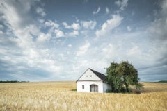 Gerald Berghammer - Maison Wine Press House in the Wheat Field, photographie en couleur, paysage Maison Wine Press House in the Wheat Field, photographie en couleur, paysage