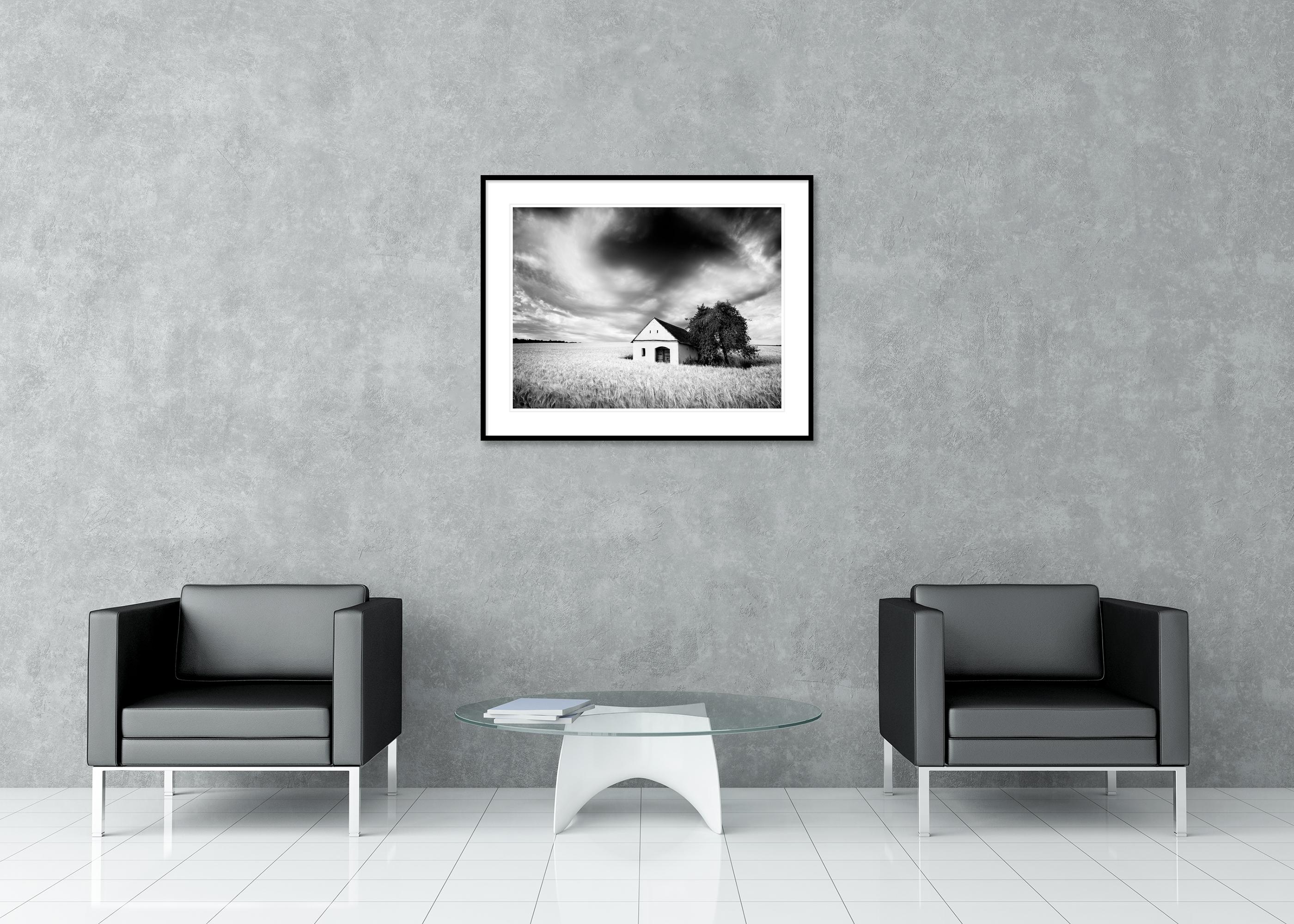 Maison du pressoir, champ de blé, nuages lourds, photographie de paysage en noir et blanc en vente 2