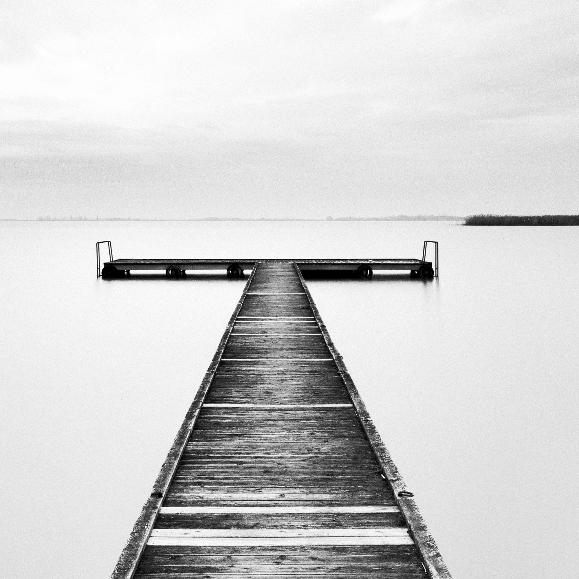 Tormenta de Invierno, Muelle de Madera Minimalista, Edición Limitada, Fotografía de Paisaje Acuático en venta 5