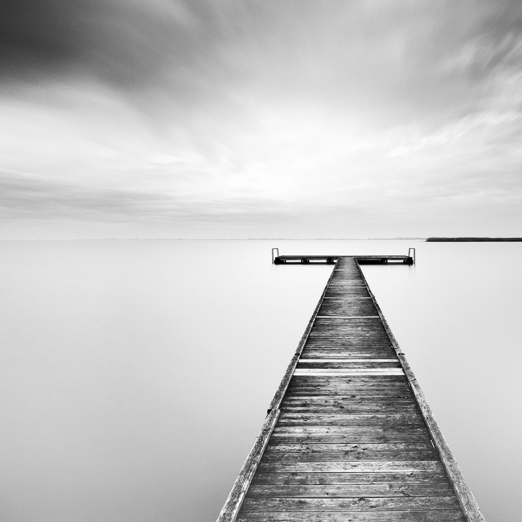 Tormenta de Invierno, Muelle de Madera Minimalista, Edición Limitada, Fotografía de Paisaje Acuático en venta 3