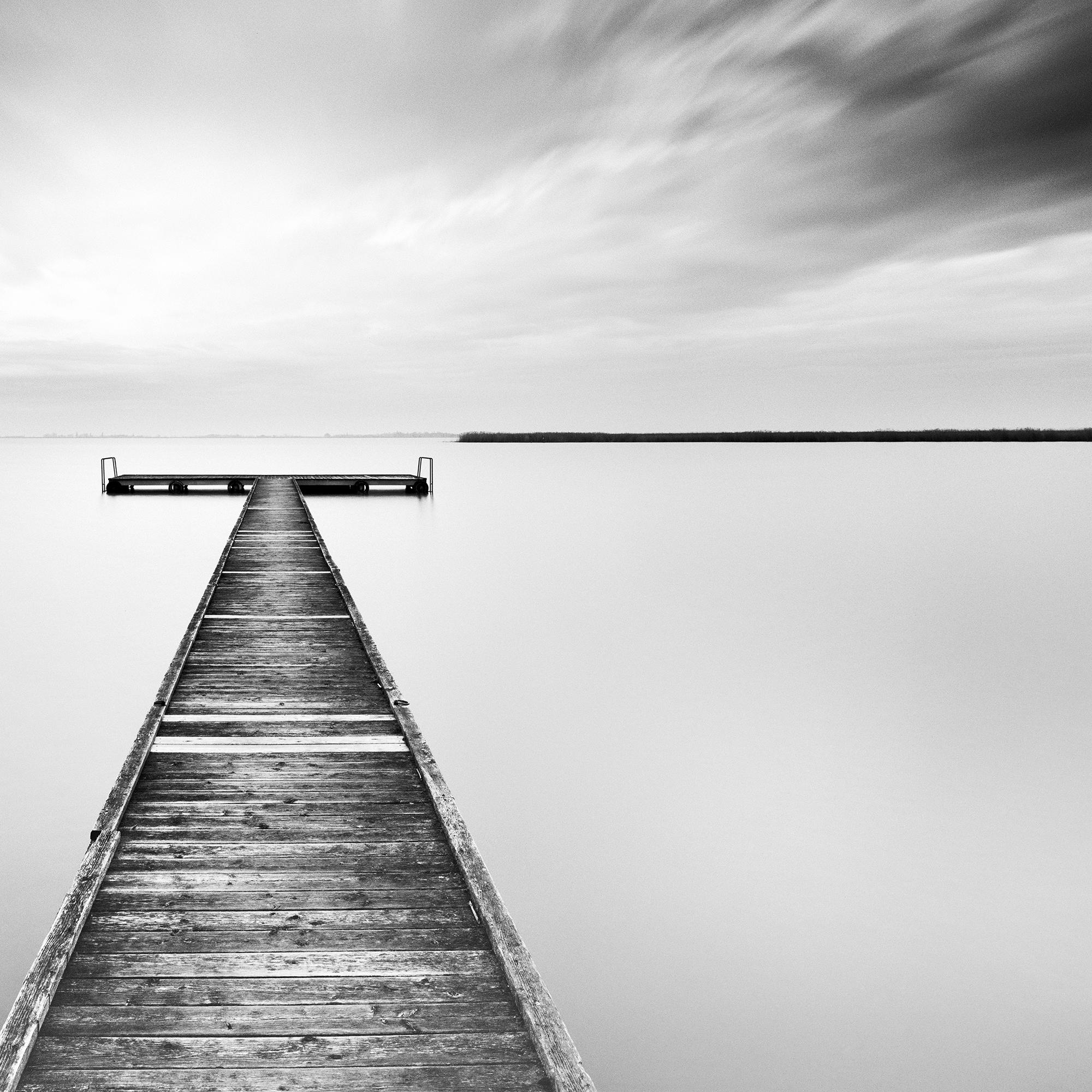 Tormenta de Invierno, Muelle de Madera Minimalista, Edición Limitada, Fotografía de Paisaje Acuático en venta 4