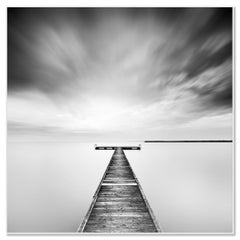 Tormenta de invierno sobre un muelle de madera minimalista, Fotografía acuática de edición limitada
