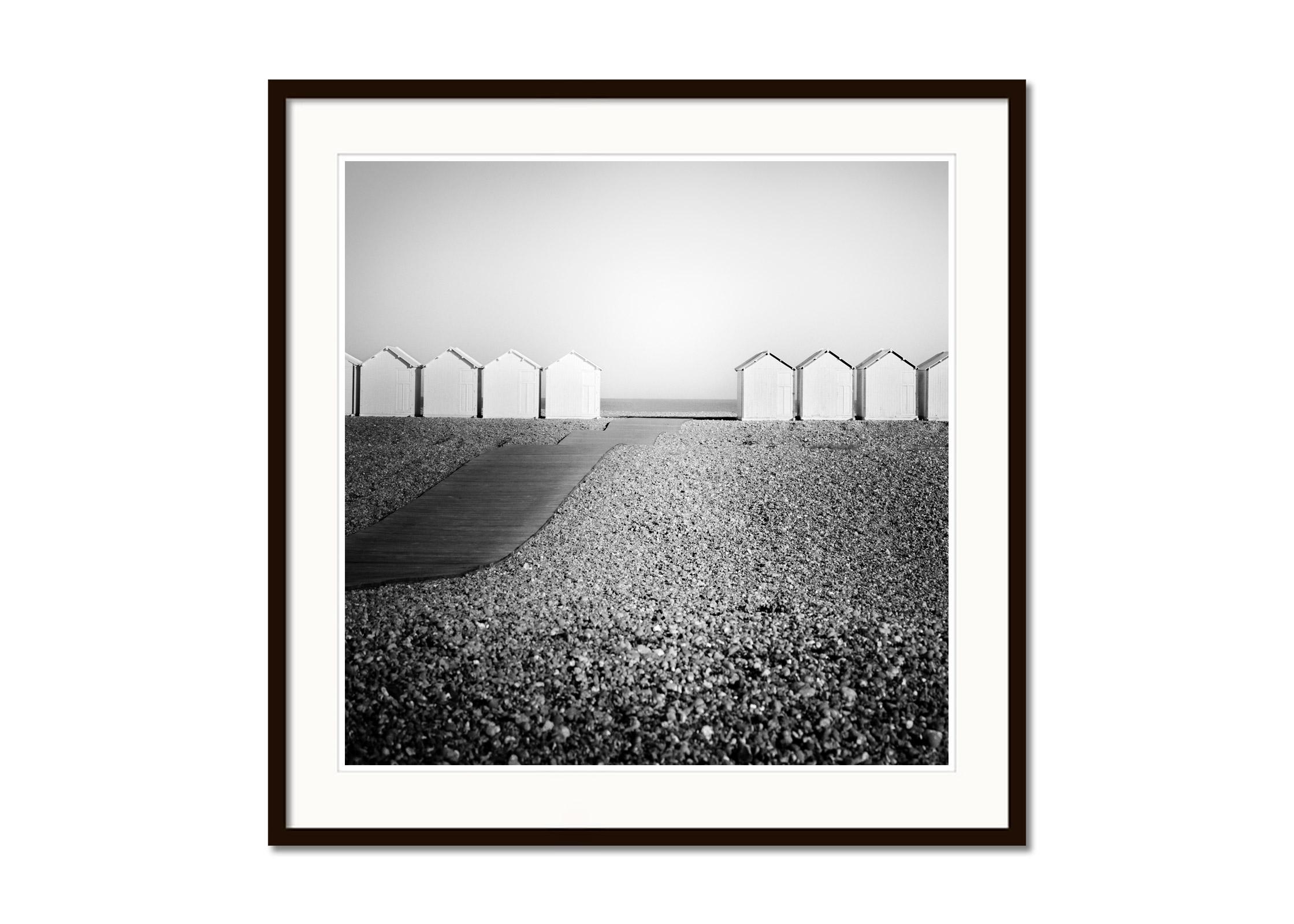 Huts en bois, Promenade, Rocky Beach, France, photographies de paysages en noir et blanc - Gris Black and White Photograph par Gerald Berghammer