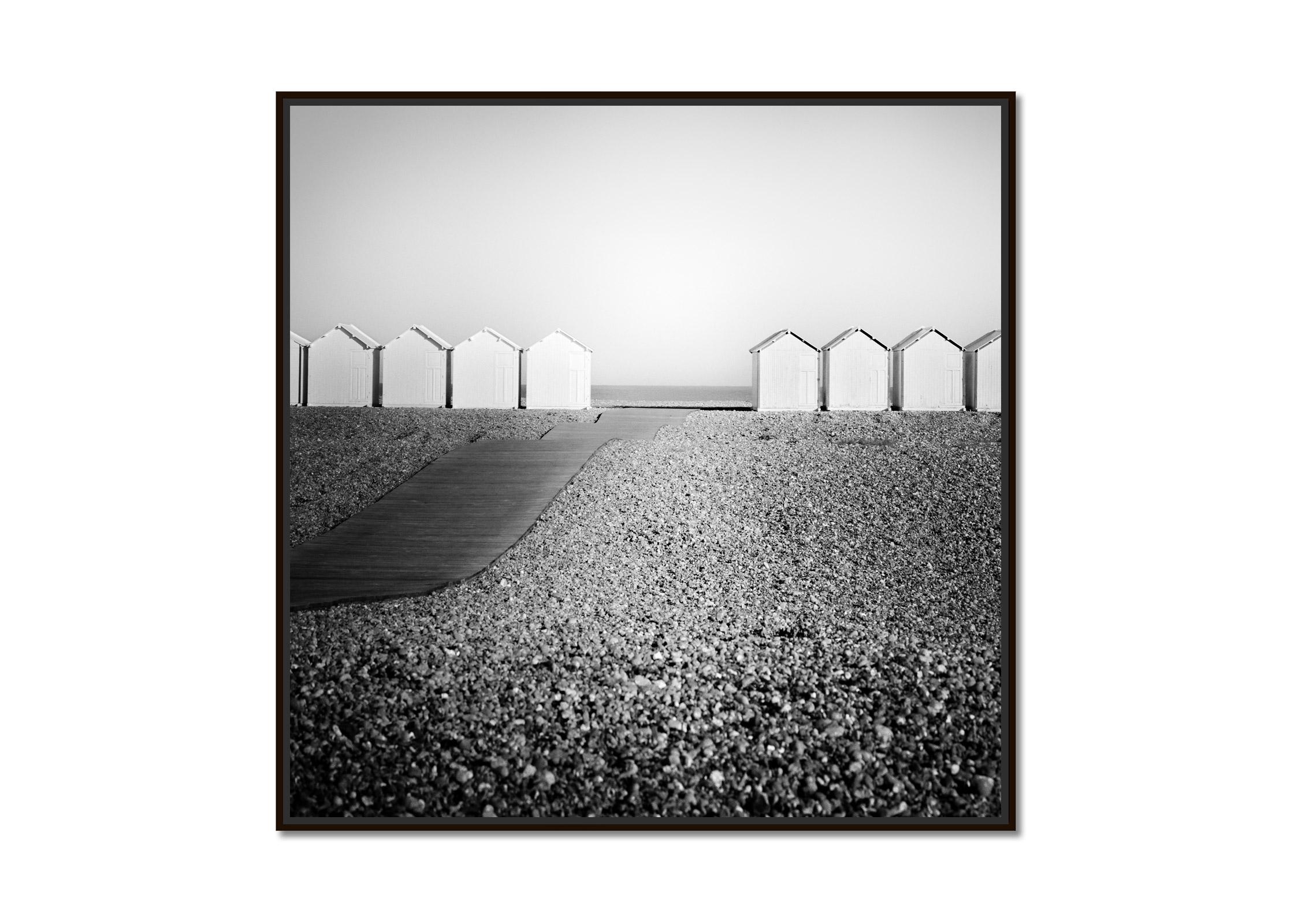Holzhütten, Promenade, Rocky Beach, Frankreich, Schwarz-Weiß-Landschaftsfotografie – Photograph von Gerald Berghammer
